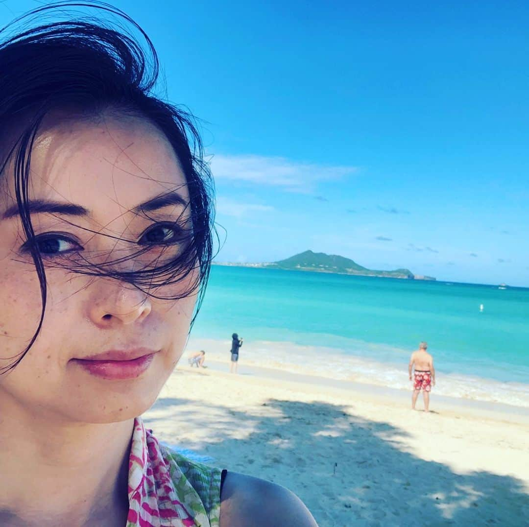 南早苗さんのインスタグラム写真 - (南早苗Instagram)「約6500キロ先にある景色が恋しい✨ #hawaii #旅 #パワースポット #戻りたい場所 #海 #ブルー #泳げないけど海は好き #ダブルレインボー #waikiki  #kailuabeach #northshore #sunsetbeach #kahala #hanaumabay」11月30日 22時02分 - minamisanae