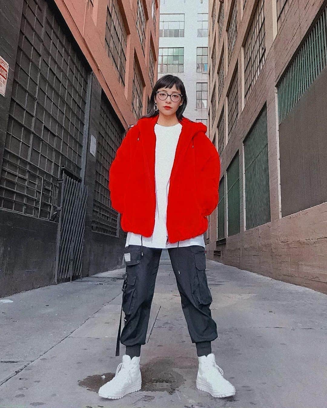 ジェニーのインスタグラム：「🔴⚫️⚪️ーーーin L.A  #ootd #outfitoftheday #fashion #clothes #red #black #white #streetstyle #streetfashion #パンツはchanyoou #zozoで買ったやつ」