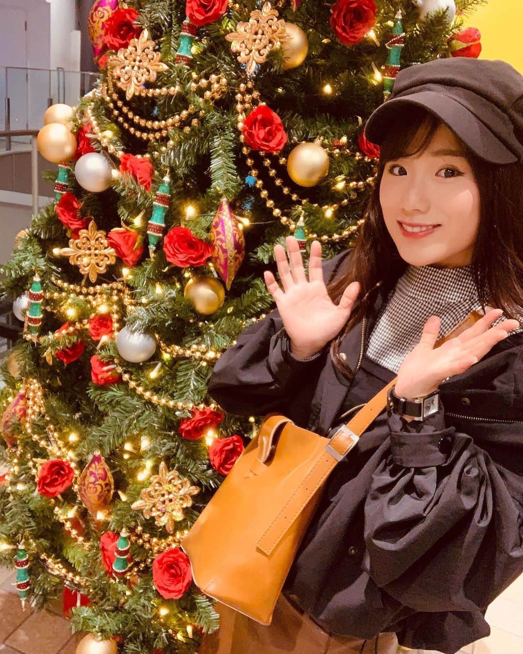 秋山ゆずきのインスタグラム：「. . #クリスマスツリー 見つけた🎁🎅 今年はくくききとここに サンタさんしなきゃ🎅🎁🎄🎉 . . トップス @necodesign.official  コート @niceclaup_official_  時計 @nomonday_global  #今日のコーデ #necodesign  #niceclaup #nomonday  #クリスマスツリー #クリスマス  @nomonday_jp さんの⌚ クーポンコード yuzuk1112 で10%オフになりますよ✨ . . #ノーマンデー #時計 #腕時計 #nomonday  #手元倶楽部」