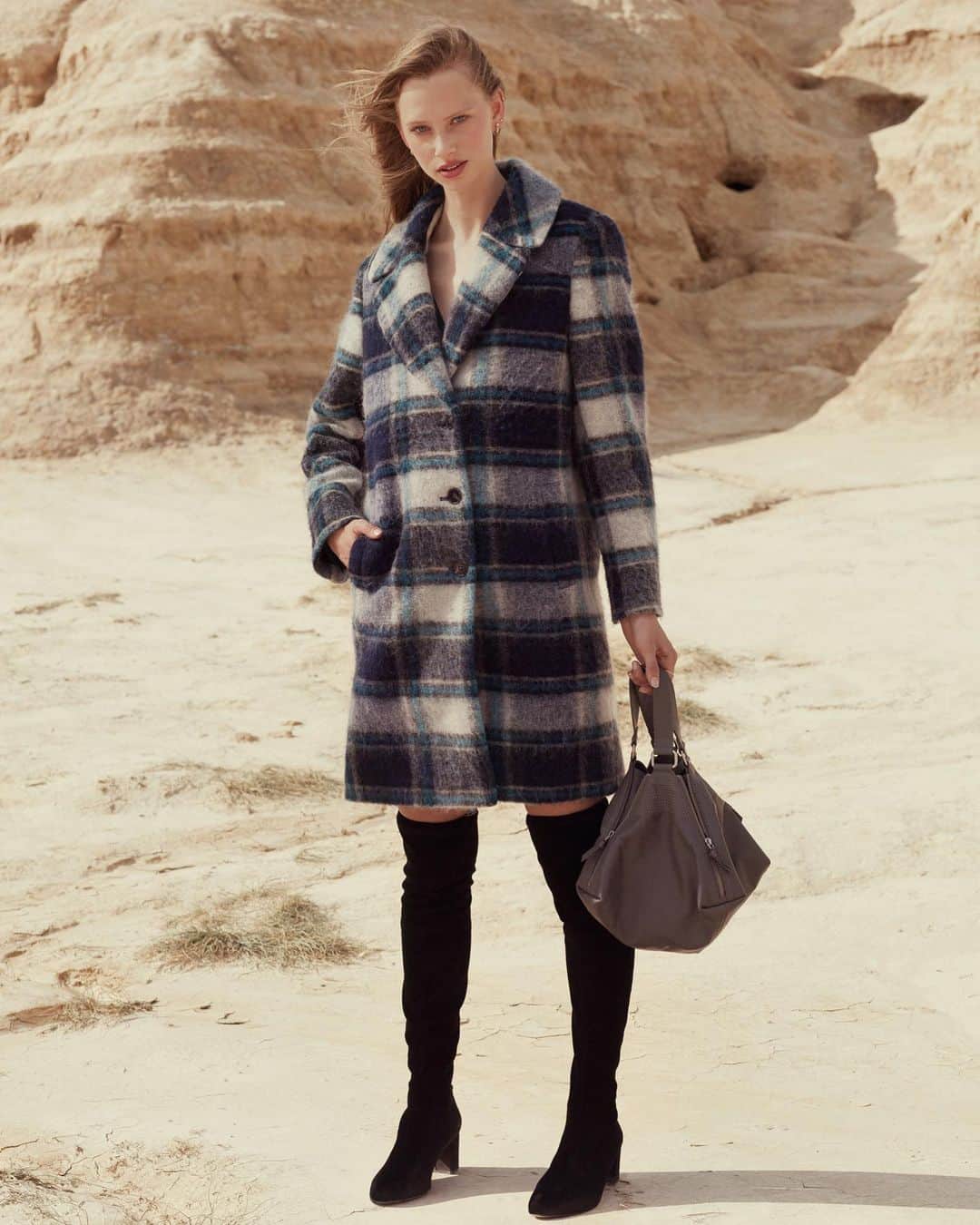 クーカイのインスタグラム：「Si vous n’avez pas encore succombé à la tendance carreaux, ça ne devrait plus tarder ! Découvrez dès maintenant le manteau à carreaux fluffy. #kookai #style #fluffy #manteau」