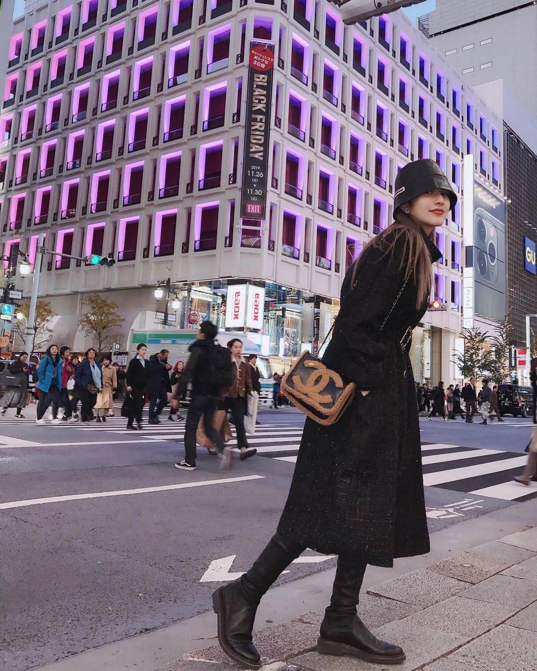 Grace Chowのインスタグラム：「素颜拍照的最好辦法就是找一頂像花盆一樣的帽子扣頭上」