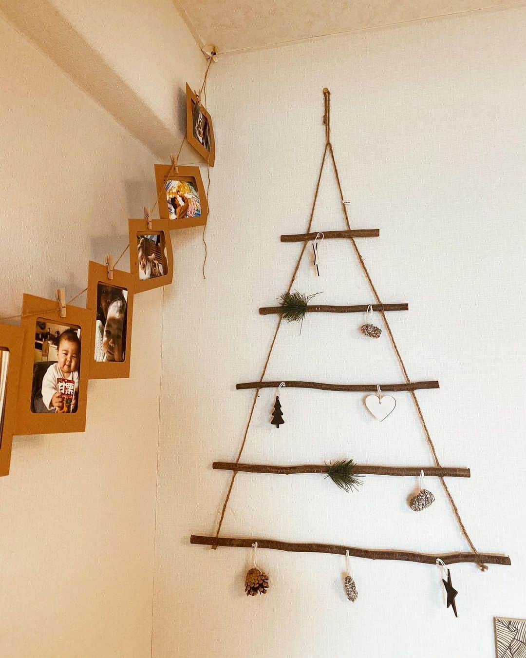 のインスタグラム：「狭い我が家のツリーさん🎄﻿ ﻿ 最近はこんな風に壁にかけられるツリーなんかも色々出てきていて便利☺️🙏🏽﻿ もう少し娘が大きくなったらツリーっぽいツリー買っても良いかなと思いつつ💭﻿ 今年はこんなのにしてみました♩﻿ ﻿ #christmas #xmas #クリスマス #クリスマスツリー #christmastree #狭い我が家のクリスマスツリー」