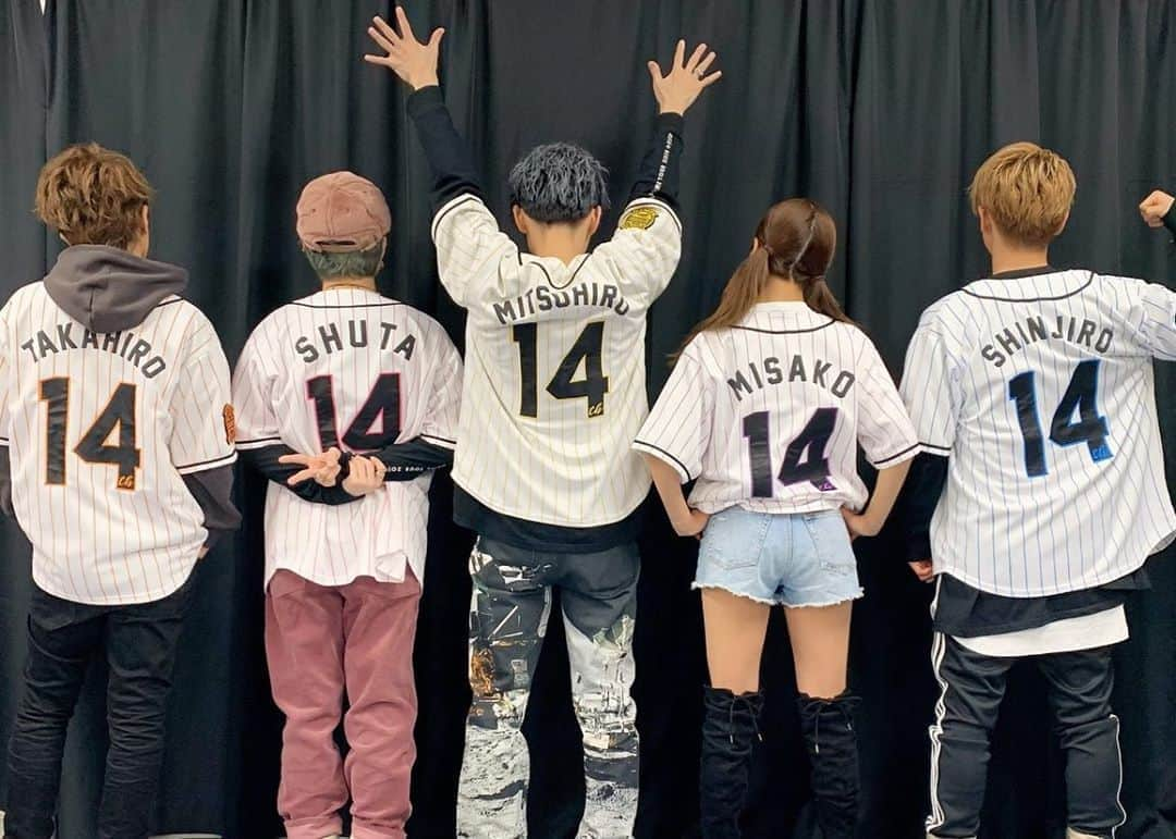 宇野実彩子さんのインスタグラム写真 - (宇野実彩子Instagram)「. AAA DOME TOUR 2019 ＋PLUS  名古屋ドーム1日目、 最高に楽しい夜をありがとう😋 . 真司郎の誕生日を今夜、 みんなとお祝いできてよかった🎂💙 . 明日も幸せな時を過ごそうね!! 遠方からの方もみんな気をつけておこし下さい🚃 . #AAA #ケーキの真司郎だいぶマッチョ🙈💗」11月30日 22時10分 - misako_uno_aaa