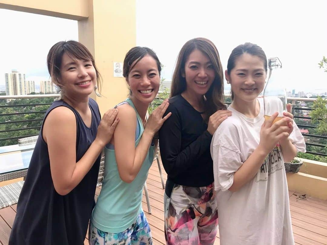 石井あみさんのインスタグラム写真 - (石井あみInstagram)「【CEBUYOLOイベントvol3】﻿ 無事に終了致しました！ほっ。﻿ ﻿ 今回は日本から @agasa_yoga 先生をお迎えしてのペアヨガレッスン。﻿ 英語と日本語で、太陽のように明るい先生のご指導のもと、みなさんとても楽しく出来たようです。﻿ ﻿ Karinちゃんによるコンブチャレクチャーも、﻿ 今回は日本でも話題のバタフライピーを使ったものなど、(最近「オレかオレ以外か」でお馴染みのローランドさんが飲んでいると話題に！)﻿ カラフルで美しいコンブチャを楽しみました。﻿ たくさん用意してもらいましたが、﻿ あっという間に完売！﻿ みんなやっぱり健康面が気になりますよね。﻿ 今後もより多くの皆さまにお届け出来るように致しますので、しばしお待ちください！🦋﻿ ﻿ 前回に引き続き、﻿ 場所をお貸しくださったのは、﻿ ルマーハイランズホテル。﻿ ﻿ なんといっても景色が良くて気持ちがいい！﻿ 山の上にあるので、セブが一望できます。﻿ 新メニューのヘルシーランチを堪能しました。﻿ すべて植物性のもので作られたメニューでしたが、ボリューム満点でなおかつとっても美味しかったです！ぜひお試しください。﻿ ﻿ セブにいなければ出逢わなかったみなさん、﻿ 今回もステキな出会いの場になったようで嬉しいです。﻿ 次回も楽しいイベントを開催したいと思いますので、お知らせをお待ちください。﻿ 皆さまありがとうございました🌈 ﻿ ﻿ かりんがなぜWaikiki T-shirtを着ていたのかは、一旦持ち帰ります。そこはCEBUやろ。笑 ﻿ ◇─◇─◇─◇─◇─◇─◇─◇─◇─◇─◇─◇─◇─◇─﻿ ［セブ島留学ならCEBUYOLO］﻿ セブ島留学をサポートさせて頂いています。﻿ 無料相談はDM、メールにてお待ちしております✰プロフィールからHPに飛べます。﻿ #cebu#セブ#cebuyolo#セブヨロ#セブ島留学#セブ留学#セブ島親子留学#語学留学#母子留学#親子留学#세부#セブ移住#セブ島移住#セブライフ#cebulife#セブグルメ#セブ在住#英語教育#セブ島教育移住#セブ生活#セブ子育て#海外子育て#セブママ#セブ島子連れ#親子ヨガ#セブヨガ留学#コンブチャ#バタフライピー﻿ ◇─◇─◇─◇─◇─◇─◇─◇─◇─◇─◇─◇─◇─◇─」11月30日 22時10分 - ami_cebuyolo