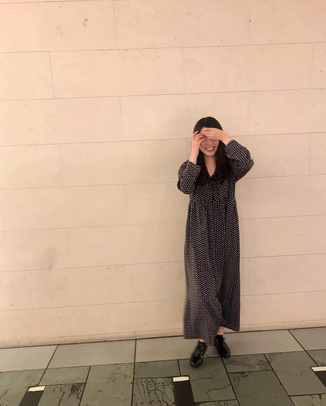 道重さゆみさんのインスタグラム写真 - (道重さゆみInstagram)「お出かけした日のお洋服♡ 愛ちゃんデザインのコラボのお洋服です！！可愛くてお気に入りです！！#高橋愛ちゃん . . お店の前で写真撮ったんやけど 人が沢山いて やだ〜はずかし〜 とか言って照れまくってます。笑 でもラストはしっかりうさちゃんピース🐰」11月30日 22時13分 - sayumimichishige0713