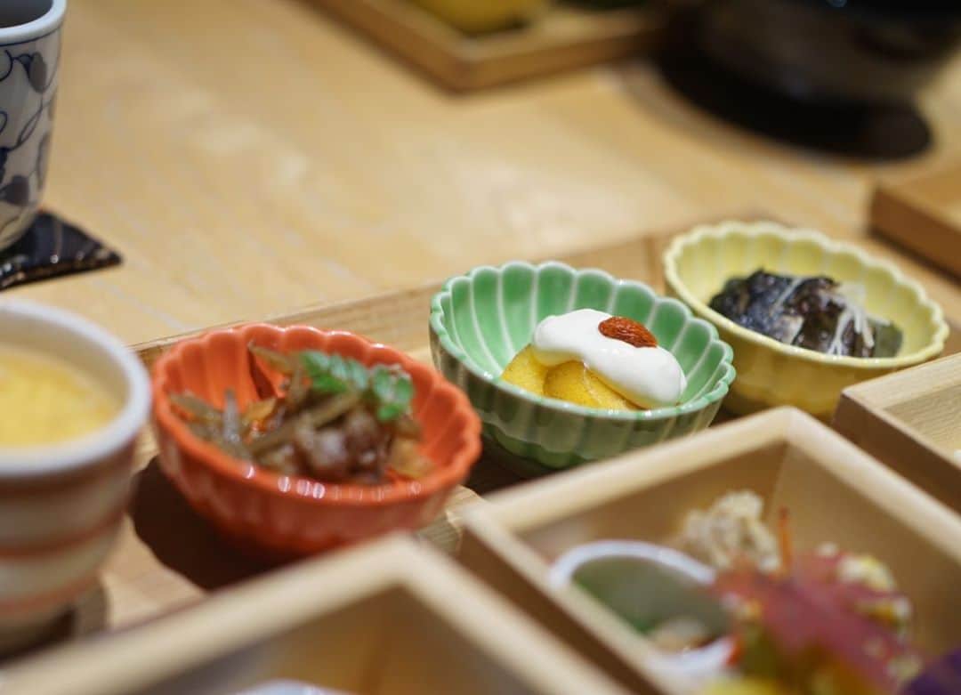 林香里さんのインスタグラム写真 - (林香里Instagram)「・ ・ この時期になると行きたくなる京都⛩ 毎度恒例の錦市場でお買い物してから お昼はIZAMAで、おばんざいランチ🥢🍂 ・ ・ 柿に見立てたうずら卵に、栗きんとんが 銀杏の葉だったり、一つ一つ丁寧で 目でも楽しめたっ☺︎♥︎ ・ ・  #lunch#kyoto#おばんざい#京都」11月30日 22時13分 - kaori_hayashi1203