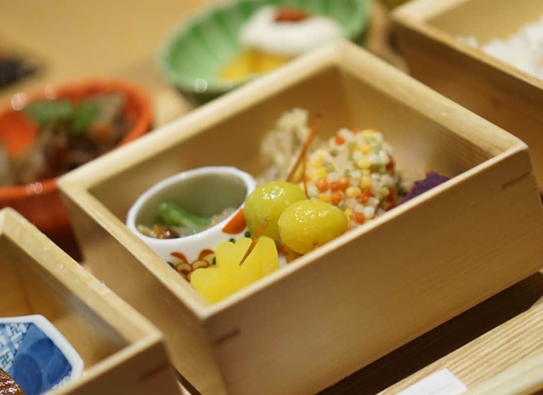 林香里さんのインスタグラム写真 - (林香里Instagram)「・ ・ この時期になると行きたくなる京都⛩ 毎度恒例の錦市場でお買い物してから お昼はIZAMAで、おばんざいランチ🥢🍂 ・ ・ 柿に見立てたうずら卵に、栗きんとんが 銀杏の葉だったり、一つ一つ丁寧で 目でも楽しめたっ☺︎♥︎ ・ ・  #lunch#kyoto#おばんざい#京都」11月30日 22時13分 - kaori_hayashi1203