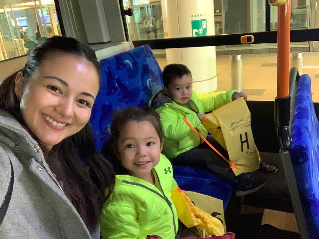 エリナ シルカのインスタグラム：「山田を羽田空港まで送って、羽田の第1,2と国際ターミナルをバスでグルグル回って、車のレースして、ガチャガチャして、青森のリンゴ買ったらジュースおまけしてくれて、 帰りにお寿司たべて、スーパーで買い物した そんな休日。 笑」