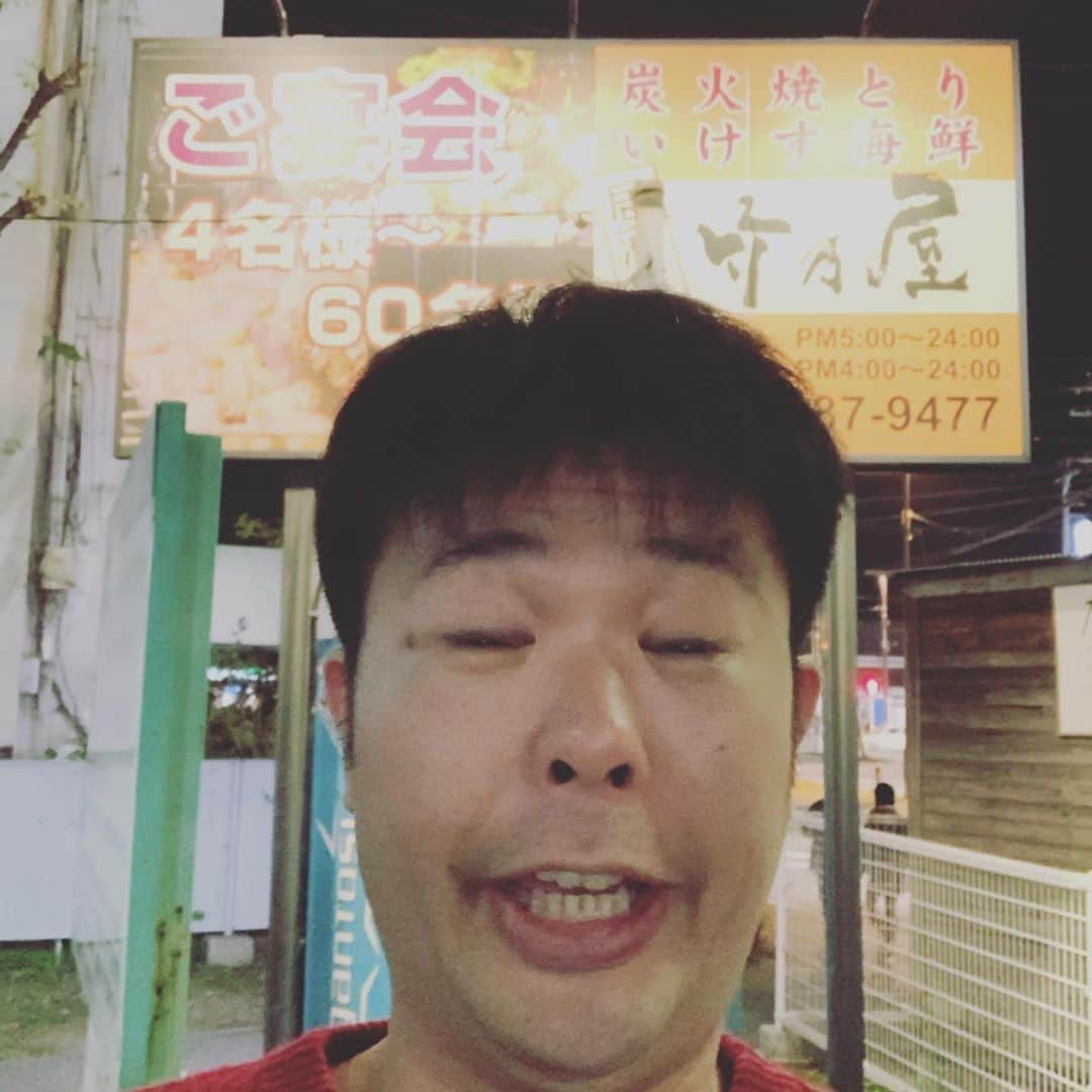 西川晃啓のインスタグラム：「気絶焼き鳥  鳥栖の焼き鳥が美味しくて気絶  #あるある探検隊#レギュラー#気絶#気絶の日々#ギャグ#営業#山口#移動#鳥栖#竹乃屋#焼き鳥#1人#美味#せせり#最高」
