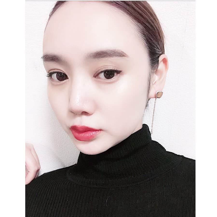 西本早希のインスタグラム：「・ 佐賀の山口知事にいただいた、有田焼のピアス ☺️！ ・ これも  携わらせていただいているHIZEN5の 以前のプロジェクトで出来たもの ! ・ ・ 昨日は HIZEN5第3弾の 佐賀の窯元さん×福岡の文房具屋さん の記者発表会でした！ ・ ・ 佐賀の400年の焼き物文化と 今の時代の流れとが合わさった素敵なものが たくさん出来ていて 感動 🥺! ・ ・ 昔からあるものを 今の時代に合わせるのは  伝統や文化があるから なかなか難しいのかな と 勝手に思ってたのですが  窯元のみなさんとても柔軟で 文房具やさんと 良いものを作ろうとする空気が最高で 😭👏🏻 ・ ・ 佐賀の山口知事も  とても気さくでそういった取り組みに熱心な方で  もっともっと 私自身広めていきたいなぁ と ☺️ ・ 有意義な経験と時間でした 😌！」