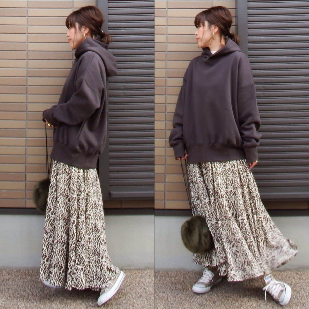 miho.a.nicoさんのインスタグラム写真 - (miho.a.nicoInstagram)「コーデの記録😊 ・  上下、 @reedit_official さんのコーデ🎵 ・ ・ トップスは#ボリューム裏起毛パーカー お色はチャコールグレーです✨ オーバーサイズでめっちゃ可愛い😍 裏起毛でぬくぬくです✨ ・ スカートは#総柄マキシ丈スイングフレアスカート お色はブラウン💕 長めの丈で、歩く度にゆらゆら揺れるフレア具合が可愛いです😍 ・ ・ ・ tops/skirt/#リエディ#reedit @reedit_official ・ ・ ・  #リエディスタ #大人シンプル #cordinate #outfit#instafashion #プチプラコーデ#コーデ#コーディネート#ママコーデ#ママファッション#今日のコーデ #ファッション#オトナカジュアル #ootd#秋コーデ#pr」11月30日 22時21分 - miho.a.nico
