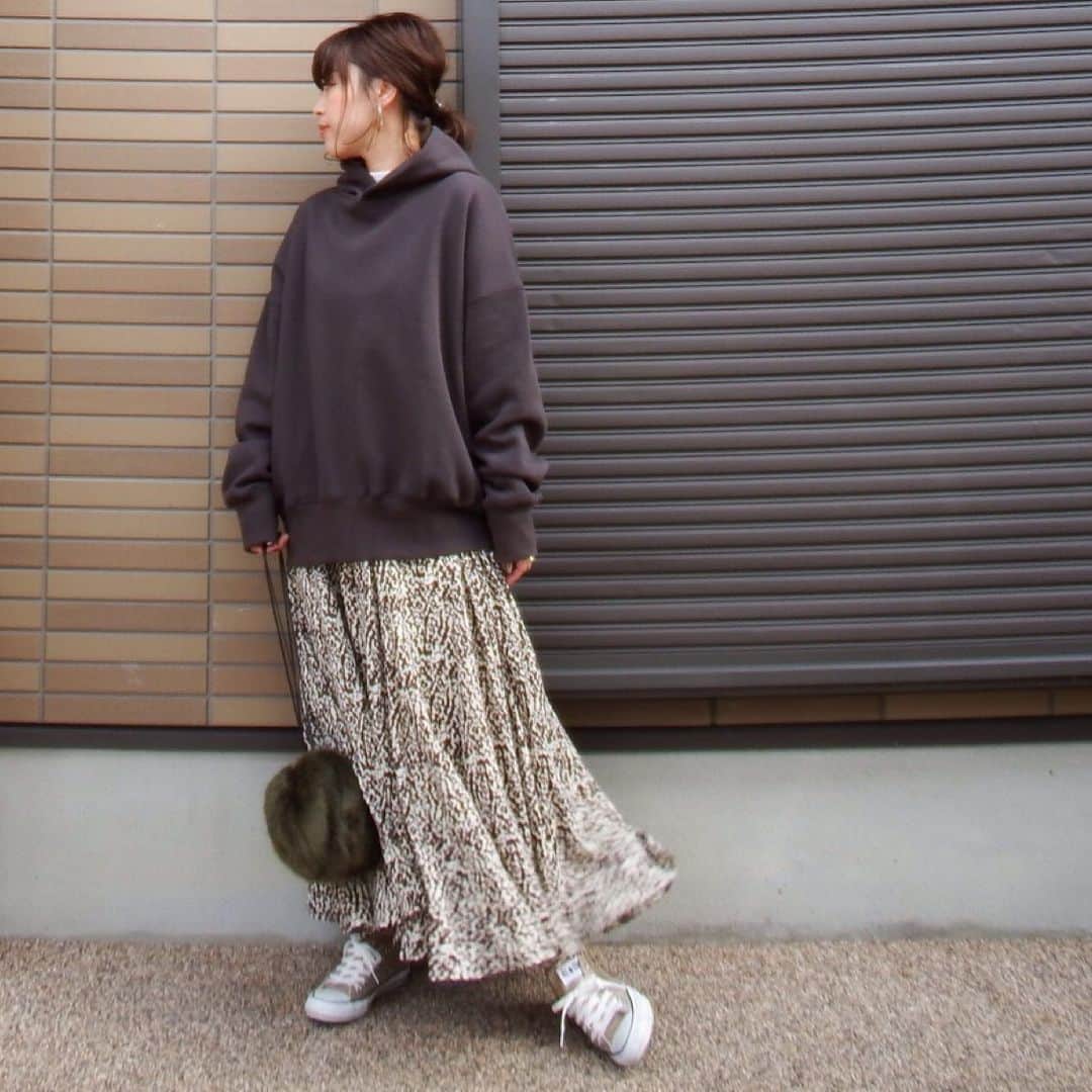 miho.a.nicoさんのインスタグラム写真 - (miho.a.nicoInstagram)「コーデの記録😊 ・  上下、 @reedit_official さんのコーデ🎵 ・ ・ トップスは#ボリューム裏起毛パーカー お色はチャコールグレーです✨ オーバーサイズでめっちゃ可愛い😍 裏起毛でぬくぬくです✨ ・ スカートは#総柄マキシ丈スイングフレアスカート お色はブラウン💕 長めの丈で、歩く度にゆらゆら揺れるフレア具合が可愛いです😍 ・ ・ ・ tops/skirt/#リエディ#reedit @reedit_official ・ ・ ・  #リエディスタ #大人シンプル #cordinate #outfit#instafashion #プチプラコーデ#コーデ#コーディネート#ママコーデ#ママファッション#今日のコーデ #ファッション#オトナカジュアル #ootd#秋コーデ#pr」11月30日 22時21分 - miho.a.nico