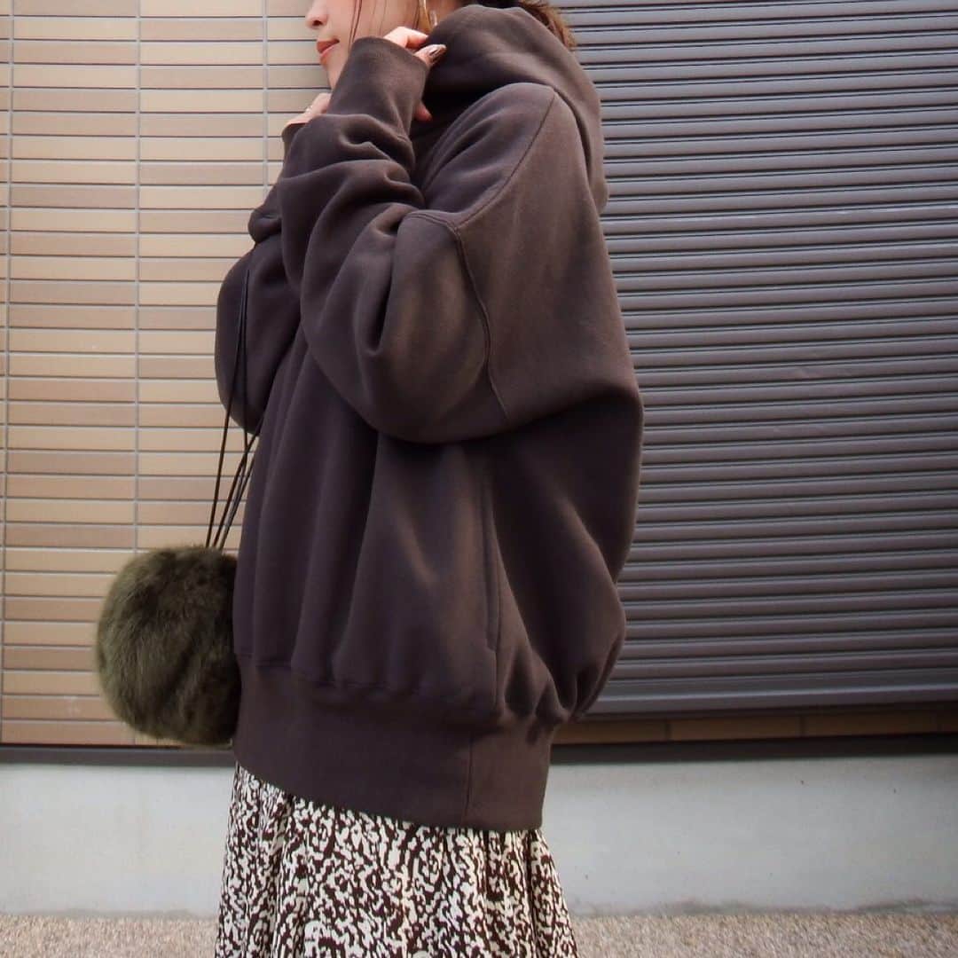 miho.a.nicoさんのインスタグラム写真 - (miho.a.nicoInstagram)「コーデの記録😊 ・  上下、 @reedit_official さんのコーデ🎵 ・ ・ トップスは#ボリューム裏起毛パーカー お色はチャコールグレーです✨ オーバーサイズでめっちゃ可愛い😍 裏起毛でぬくぬくです✨ ・ スカートは#総柄マキシ丈スイングフレアスカート お色はブラウン💕 長めの丈で、歩く度にゆらゆら揺れるフレア具合が可愛いです😍 ・ ・ ・ tops/skirt/#リエディ#reedit @reedit_official ・ ・ ・  #リエディスタ #大人シンプル #cordinate #outfit#instafashion #プチプラコーデ#コーデ#コーディネート#ママコーデ#ママファッション#今日のコーデ #ファッション#オトナカジュアル #ootd#秋コーデ#pr」11月30日 22時21分 - miho.a.nico