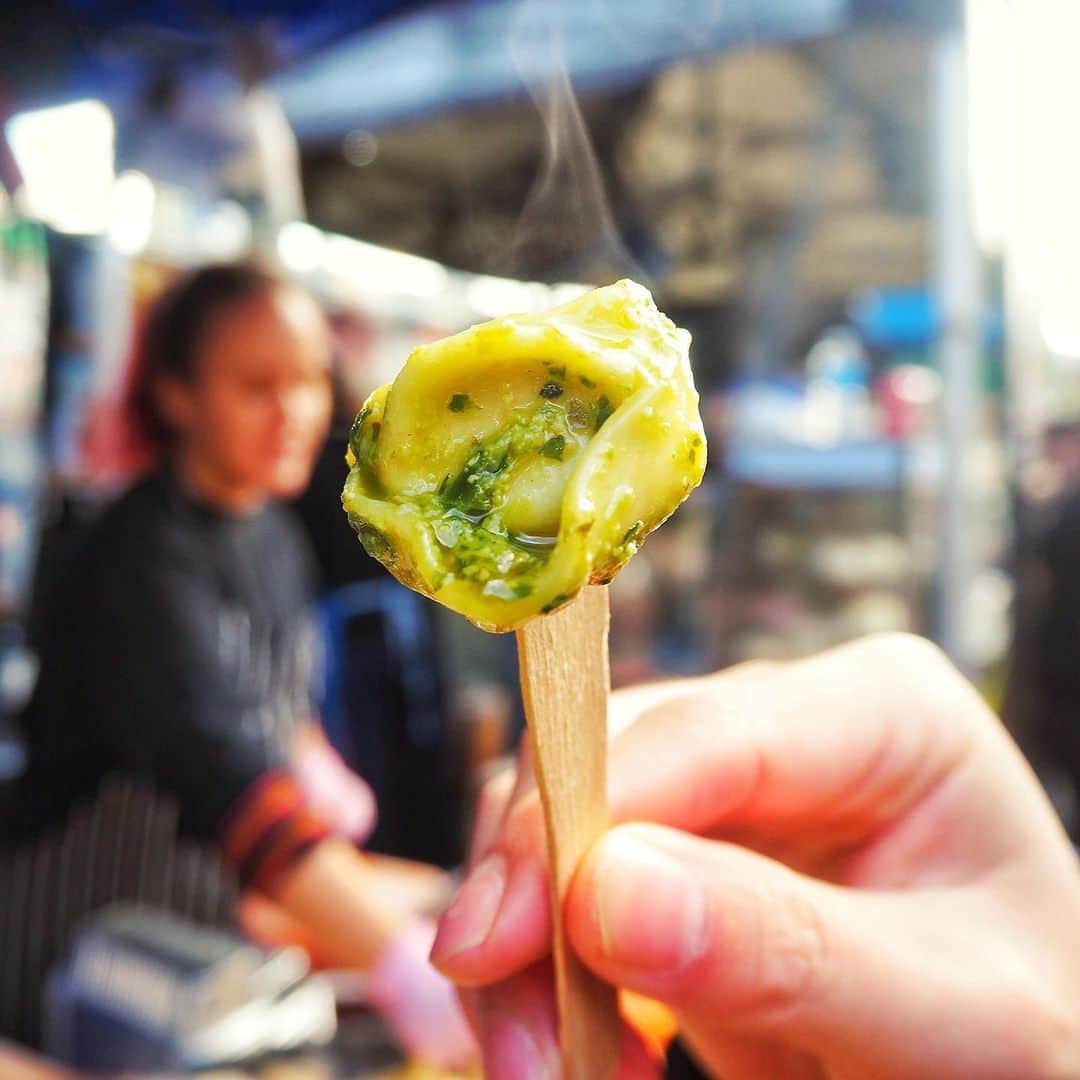 Eat With Steph & Coのインスタグラム：「@pastaisready at Brick Lane. Pesto and truffle pasta! 🙊 choose from four different flavours, all sauces handmade. #pastaisready (11-4pm)  1) Gnocchi in 5 cheeses 2) Tortelloni filled with Ricotta and Spinach in Basil Pesto 3) Gnocchi Bolognese 4) Mushroom and Ricotta ravioli in Porcini & Black truffle #invited 📷: @mchan4b」