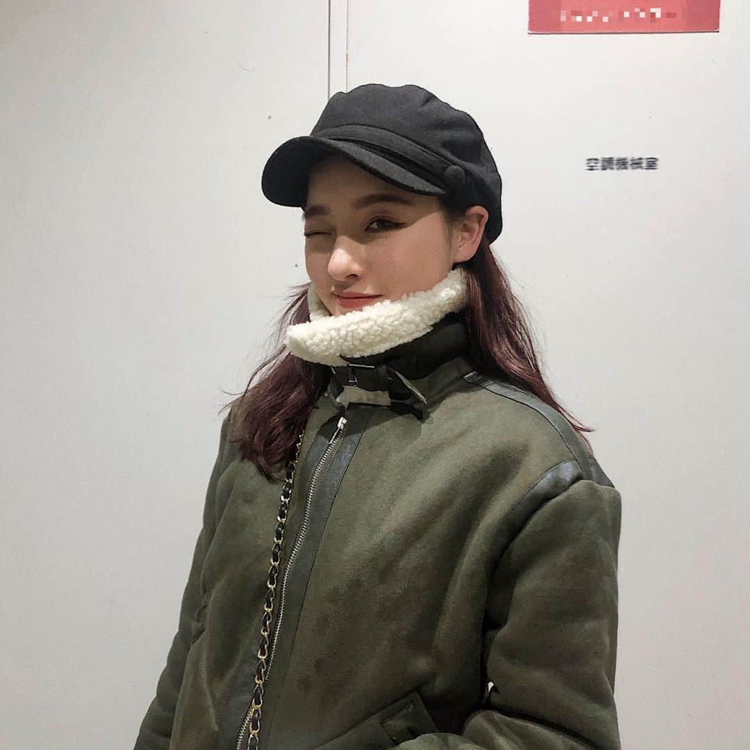のインスタグラム：「・ 今年ゲットした @7things.official のアウター🌿 そういえばカーキ色のアウター 持ってないなーって思ってほちっと注文した、 閉めてても開けててもどっちもかわいい〜 ・ #ほのクローゼット#私服」