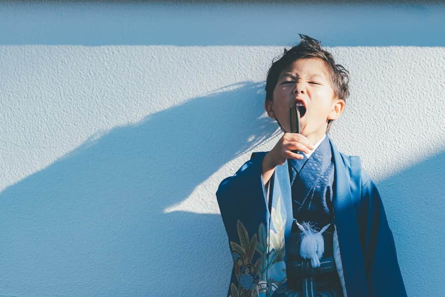 高橋菜摘のインスタグラム：「つづき。♡ そういえば…と。 大きな病気も大きな怪我もなく すくすくと 育ってくれてるなぁって。 こういう節目節目で感じる 息子くんの成長。 #5歳 そして改めて日本人で良かった。 そう思えた七五三の日。 どーでもいいけど 祈願の時、名前呼ばれるの嬉しいよね。 この日は1番最初に呼ばれて 嬉しそうだったね。 けど最後寝てたよね。😴 ________________ #七五三 #七五三5歳 #七五三撮影  #753 #753撮影 #袴 #5歳 #5歳男の子 #ママリ#成長記録  #キッズモデル #神社 #着物 #親子」