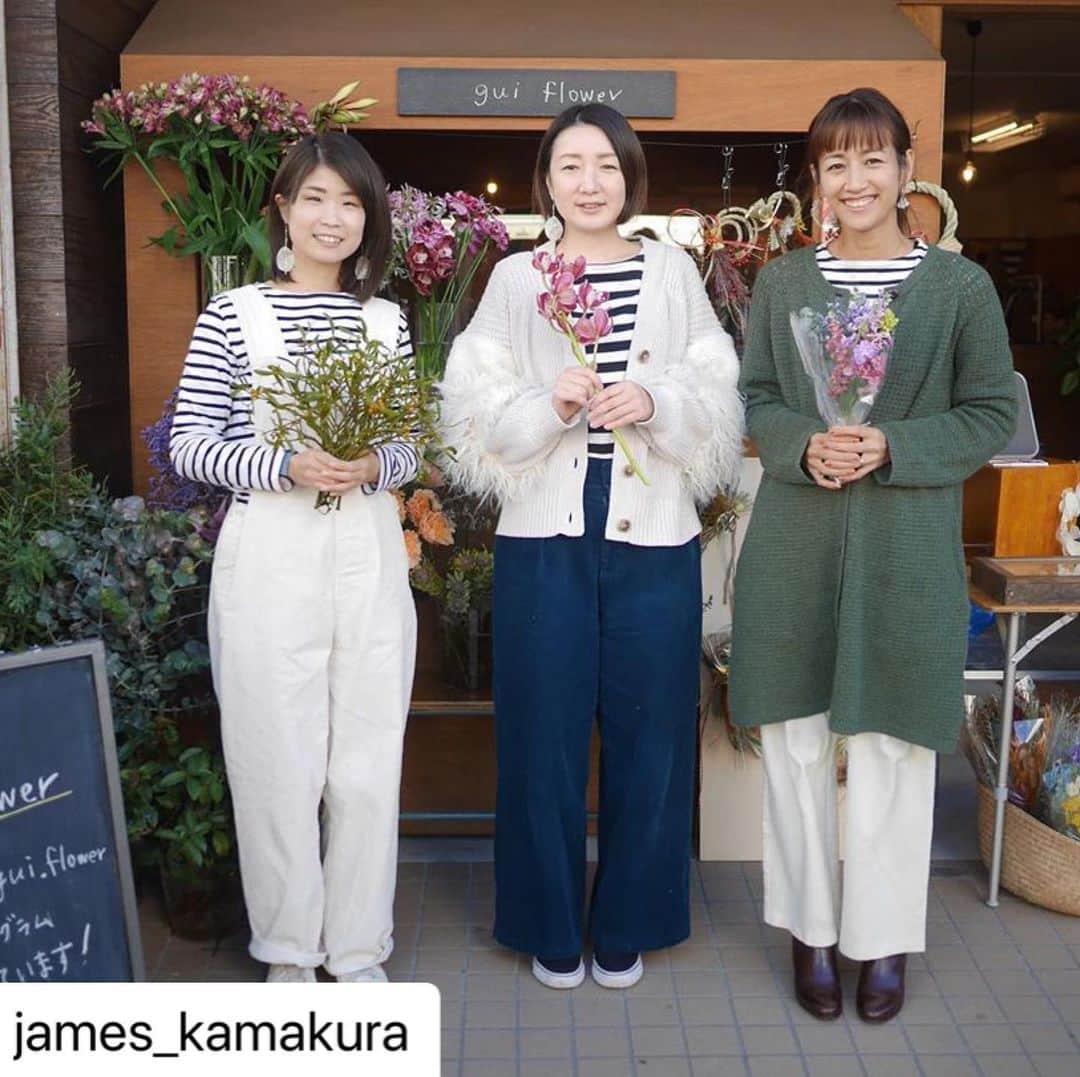 前田有紀さんのインスタグラム写真 - (前田有紀Instagram)「今日は鎌倉の @james_kamakura にお越しくださった皆様、どうもありがとうございました。色々な方とお話しながらお花やリースをお渡しできて楽しい一日でした。 jamesさんの　@gfgs  のボーダーカットソーをguiのディレクターたちとお揃いで着ました。 オーガニックコットンで着心地いいー！  #Repost @james_kamakura with @make_repost ・・・ 【1日目終了しました】 本日はたくさんのお客様にご来店いただきありがとうごいました‼︎ 生花、ドライフラワー、リース、アクセサリー、雑貨に加えて、お正月飾りのしめ縄までたくさんのアイテムが並びました。 はじめての試みでもあるリースのワークショップも、みなさんとても楽しんでいました！ 明日もたくさんのご来店お待ちしております！  @gui.flower スタッフの皆さんが着用してくださっている @gfgs のボーダーカットソーも店頭にて販売しております！ メンズレディースどちらもサイズ揃えてお待ちしております。 #jamesandco #kamakura #guiflower #christmaswreath #クリスマスリース #ワークショップ」11月30日 22時28分 - yukimaeda0117