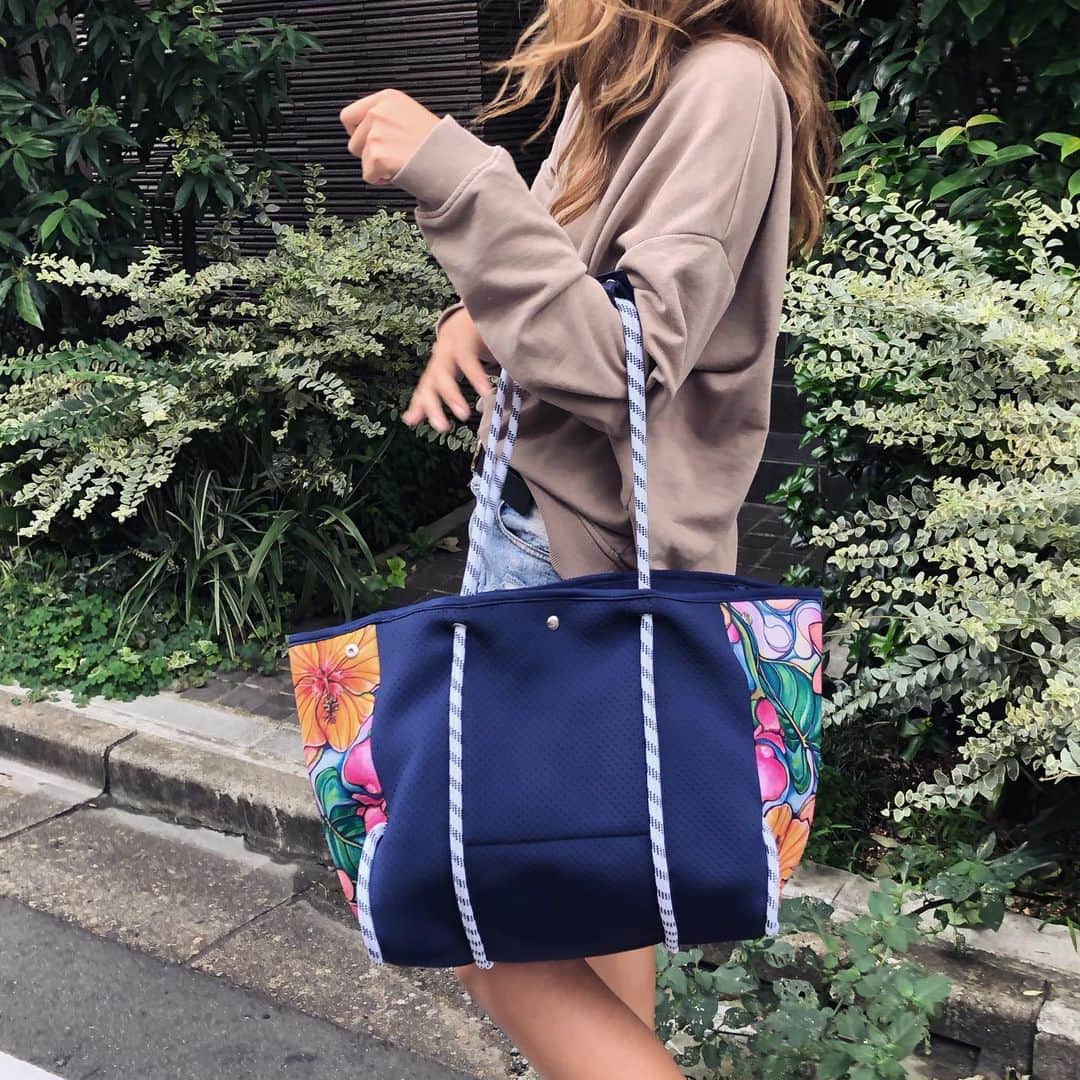 ラレイアのインスタグラム：「🌺 BLACK FRIDAY SALE開催中！ ・ ネオプレーントートバッグが人気すぎてブラックは予約第2弾も残りわずかです💦 ・ グレーは遂に入荷したので即納対応中です🧡 ネイビーも数が少なくなってきましたのでお早めに😍✨ ・ ・ @laleia_official  @colleenwilcoxgallery_jp  #colleenwilcox#art#hawaii#aloha#surf#beach#laleia#ハワイ#フォトジェニック#インスタ映え#インスタ女子#アロハ#ビーチ#海を感じる雑貨#ラレイア#アート#ビーチガール#サーフスタイル#大人カジュアル#秋#秋コーデ#冬コーデ#バッグ#トートバッグ#コリーンウィルコックス」
