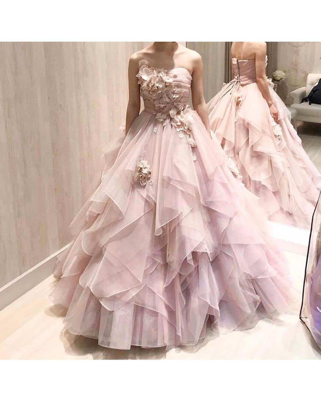 プレ花嫁の結婚式準備アプリ♡ -ウェディングニュースさんのインスタグラム写真 - (プレ花嫁の結婚式準備アプリ♡ -ウェディングニュースInstagram)「ドレス選びの参考になる♡おしゃれなカラードレス9選👗💕 . . ➸➸➸➸➸➸➸💒➸➸➸➸➸➸➸ 本当の料金がわかる✨ ウェディングニュース式場検索 👰 . アプリ： @weddingnews_editor web版： @weddingnews_concierge ➸➸➸➸➸➸➸➸➸➸➸➸➸➸➸➸ . . こちらのお写真は @bridalhousetutu さんからリグラムさせていただきました🌟ありがとうございました😊✨ . . カバーはモーヴピンクの #カラードレス 👗💕 . ふんわりしたとした幻想的な色味のチュールと、何種類もの生地からできた胸元&ショルダー のお花が華やかで魅力的ですね🌼*･ . 大人可愛く、エレガントな #お色直し を演出してくれること間違いなしです😍 . 他のドレスも素敵のでぜひスワイプ👉🏻してみてくださいね✨♩ . . . ＼📷投稿お待ちしています／ . 花嫁はもちろん、業者さんも大歓迎✨ アナタのお写真をご紹介してもOKという方は、ぜひ #ウェディングニュース にお写真を投稿してください💕 . . ⬇︎関連アカウント⬇︎ . 🕊メインアカウント 【 @weddingnews_editor 】 . 💒インスタグラムで式場探し 【 @weddingnews_concierge 】 . 👰花嫁から式場探し 【 @weddingnews_brides 】 . . その他、編集部からの連絡専用 @weddingnews_contact や、スタッフ個人の連絡用として @WN_xxxx（xxxは個人名）があります💕 . . …………………………… ❤️ウェディングニュースとは？ …………………………… . 花嫁のリアルな”声”から生まれた、花嫁支持率No1✨スマホアプリです📱💕 . . 🌸知りたい… #結婚式準備 に役立つ記事を毎日150件配信中♩ . 🌸見たい… インスタの #ウェディング 系投稿TOP100が毎日チェックできる＊IG画像の複数ワード検索も可♩ . 🌸叶えたい… 式場をはじめとした  #結婚式 関連の予約サイトが大集合♩ . 🌸伝えたい… 自分の結婚式レポ『マイレポ』が簡単に作れる♩卒花嫁のレポが読める♩ . . @weddingnews_editor のURLからDLしてね✨ . . . #プレ花嫁 #結婚  #花嫁  #ウエディング  #プレ花嫁準備 #ウェディングドレス #ウエディングドレス #ワンピース #チュールドレス #ドレス選び #ドレス迷子 #ドレス試着 #ピンク #ウェディングレポ #披露宴 #ピンクドレス #ドレス試着レポ #日本中のプレ花嫁さんと繋がりたい #2020春婚 #2020夏婚 #二次会ドレス #二次会 #ドレス」11月30日 22時43分 - weddingnews_editor
