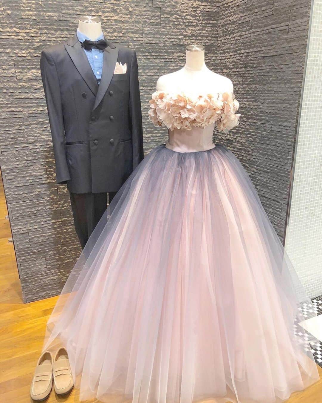 プレ花嫁の結婚式準備アプリ♡ -ウェディングニュースさんのインスタグラム写真 - (プレ花嫁の結婚式準備アプリ♡ -ウェディングニュースInstagram)「ドレス選びの参考になる♡おしゃれなカラードレス9選👗💕 . . ➸➸➸➸➸➸➸💒➸➸➸➸➸➸➸ 本当の料金がわかる✨ ウェディングニュース式場検索 👰 . アプリ： @weddingnews_editor web版： @weddingnews_concierge ➸➸➸➸➸➸➸➸➸➸➸➸➸➸➸➸ . . こちらのお写真は @bridalhousetutu さんからリグラムさせていただきました🌟ありがとうございました😊✨ . . カバーはモーヴピンクの #カラードレス 👗💕 . ふんわりしたとした幻想的な色味のチュールと、何種類もの生地からできた胸元&ショルダー のお花が華やかで魅力的ですね🌼*･ . 大人可愛く、エレガントな #お色直し を演出してくれること間違いなしです😍 . 他のドレスも素敵のでぜひスワイプ👉🏻してみてくださいね✨♩ . . . ＼📷投稿お待ちしています／ . 花嫁はもちろん、業者さんも大歓迎✨ アナタのお写真をご紹介してもOKという方は、ぜひ #ウェディングニュース にお写真を投稿してください💕 . . ⬇︎関連アカウント⬇︎ . 🕊メインアカウント 【 @weddingnews_editor 】 . 💒インスタグラムで式場探し 【 @weddingnews_concierge 】 . 👰花嫁から式場探し 【 @weddingnews_brides 】 . . その他、編集部からの連絡専用 @weddingnews_contact や、スタッフ個人の連絡用として @WN_xxxx（xxxは個人名）があります💕 . . …………………………… ❤️ウェディングニュースとは？ …………………………… . 花嫁のリアルな”声”から生まれた、花嫁支持率No1✨スマホアプリです📱💕 . . 🌸知りたい… #結婚式準備 に役立つ記事を毎日150件配信中♩ . 🌸見たい… インスタの #ウェディング 系投稿TOP100が毎日チェックできる＊IG画像の複数ワード検索も可♩ . 🌸叶えたい… 式場をはじめとした  #結婚式 関連の予約サイトが大集合♩ . 🌸伝えたい… 自分の結婚式レポ『マイレポ』が簡単に作れる♩卒花嫁のレポが読める♩ . . @weddingnews_editor のURLからDLしてね✨ . . . #プレ花嫁 #結婚  #花嫁  #ウエディング  #プレ花嫁準備 #ウェディングドレス #ウエディングドレス #ワンピース #チュールドレス #ドレス選び #ドレス迷子 #ドレス試着 #ピンク #ウェディングレポ #披露宴 #ピンクドレス #ドレス試着レポ #日本中のプレ花嫁さんと繋がりたい #2020春婚 #2020夏婚 #二次会ドレス #二次会 #ドレス」11月30日 22時43分 - weddingnews_editor