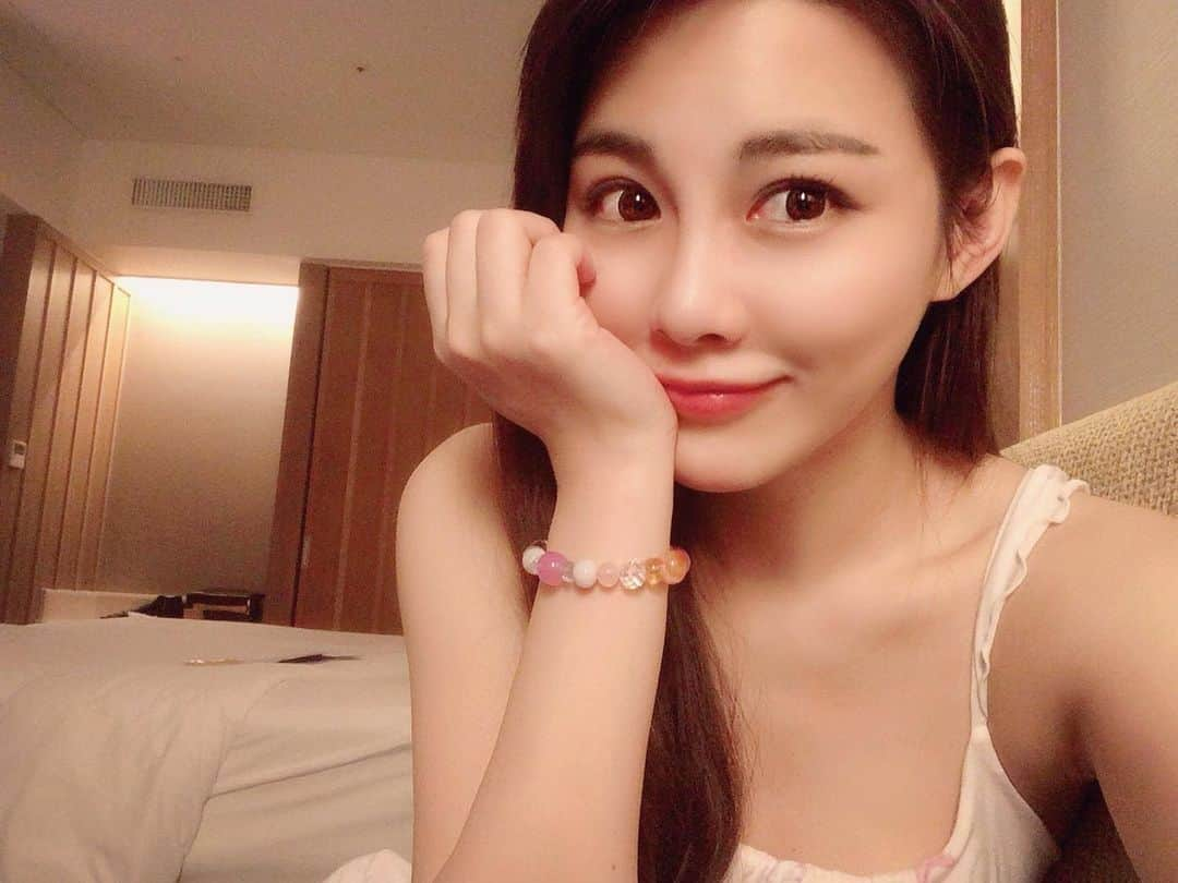 美馬怜子さんのインスタグラム写真 - (美馬怜子Instagram)「以前からずっと欲しかったパワーストーンブレスレットを沖縄で作ってもらいました🥰💕 . 何年も前から、その先生にお会いしたい❣️と思っていたので感動✨ . 今回ご縁をいただき嬉しかったなぁ、、、💖 大切にします✨ . #沖縄 #那覇 #パワーストーン #パワーストーンブレスレット #大昜商事 #パワーストーン好きな方は知ってるかも #okinawa #powerstone」11月30日 22時38分 - mimaryoko