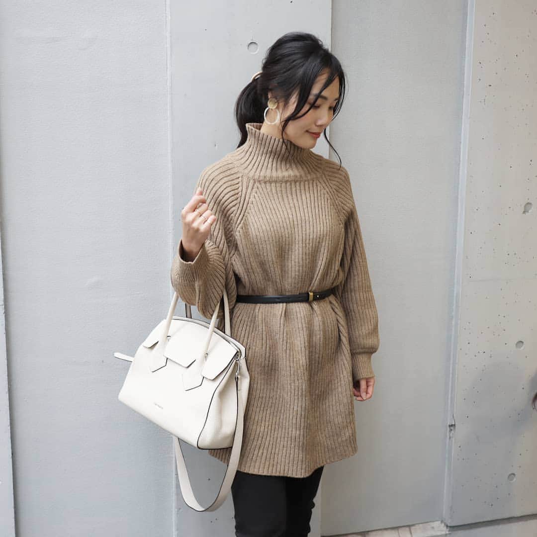 Eri Satoさんのインスタグラム写真 - (Eri SatoInstagram)「moca×blackコーデ · @titivatejp の #オーバーサイズボトルネックリブニット お気に入りのボトルネックニットが絶妙な丈感に😍 おしりが隠れるから、スキニーも安心して穿けちゃう😁😁😁 · 今日は六本木へ 美術館に行ってからお友達とランチ&展示会に行って、充実した1日🤗💕 · #ティティベイト#titivate  #titivatestyle#fashion#ootd#outfit#code#coordinate#style#ファッション#コーディネート#コーデ#プチプラ#プチプラコーデ#ママコーデ#シンプルコーデ#mamagirl#locari#ママファッション #partegram#読者モデル#ママモデル #l4like#カジュアル#お洒落さんと繋がりたい#ニット#秋服#秋ファッション」11月30日 22時38分 - satoeri626