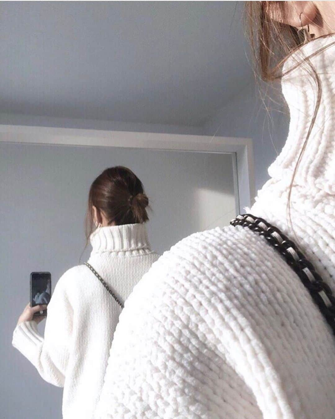 石元歩唯さんのインスタグラム写真 - (石元歩唯Instagram)「turtleneck sweater  もっちりと弾力のある厚めの生地と リブの切り替えが可愛いニット ♡ 今年もオフホワイトのみ入荷しました🐇  両サイドにスリットが入っていて フロントは短め、バックは長め。 このバランスが絶妙に可愛い…♡ . pierce @louisvuitton knit @amel_official__ pants @uniqlo bag @coach . #outfit #monotone #ai_fashion」11月30日 22時40分 - 518aichi