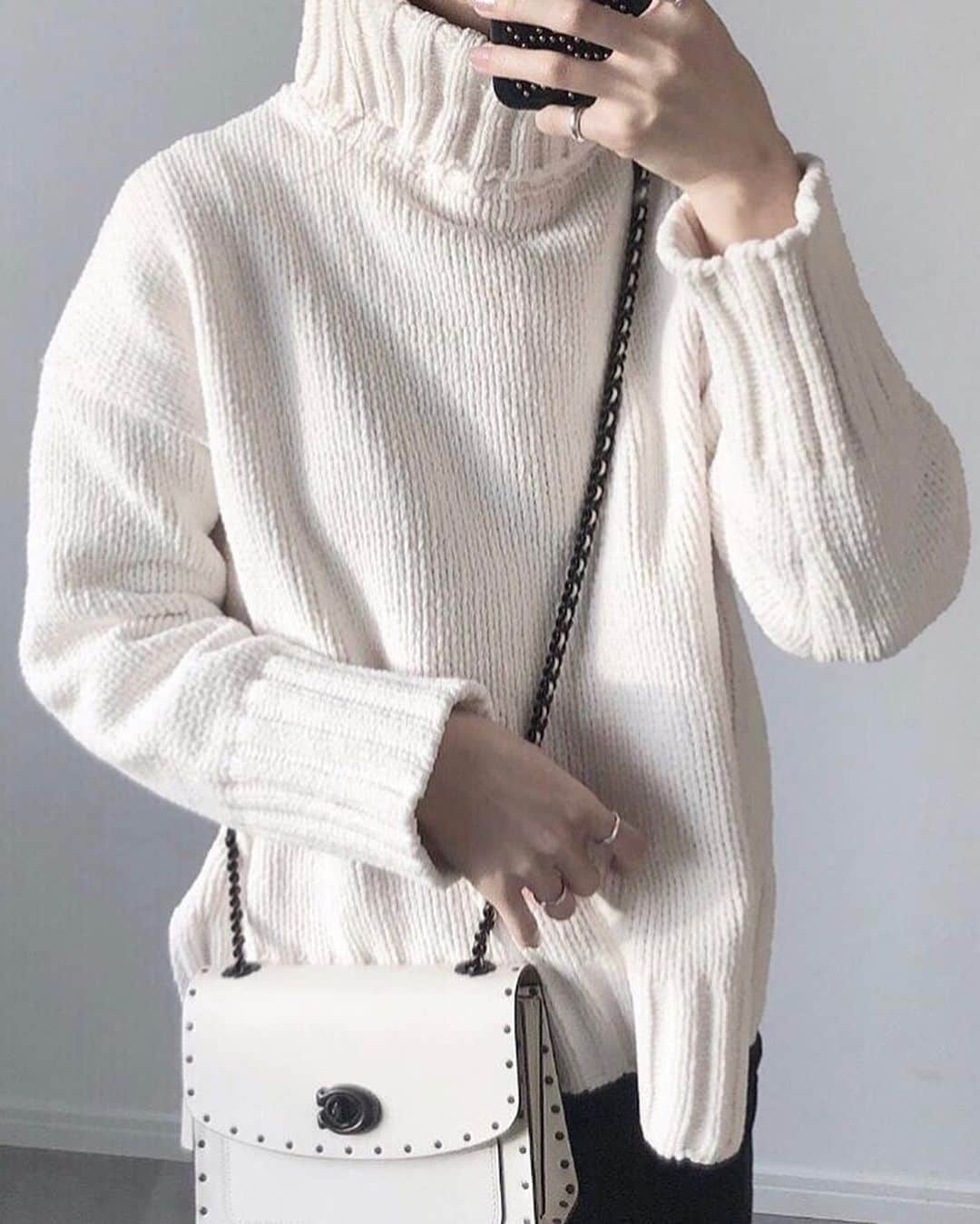 石元歩唯さんのインスタグラム写真 - (石元歩唯Instagram)「turtleneck sweater  もっちりと弾力のある厚めの生地と リブの切り替えが可愛いニット ♡ 今年もオフホワイトのみ入荷しました🐇  両サイドにスリットが入っていて フロントは短め、バックは長め。 このバランスが絶妙に可愛い…♡ . pierce @louisvuitton knit @amel_official__ pants @uniqlo bag @coach . #outfit #monotone #ai_fashion」11月30日 22時40分 - 518aichi