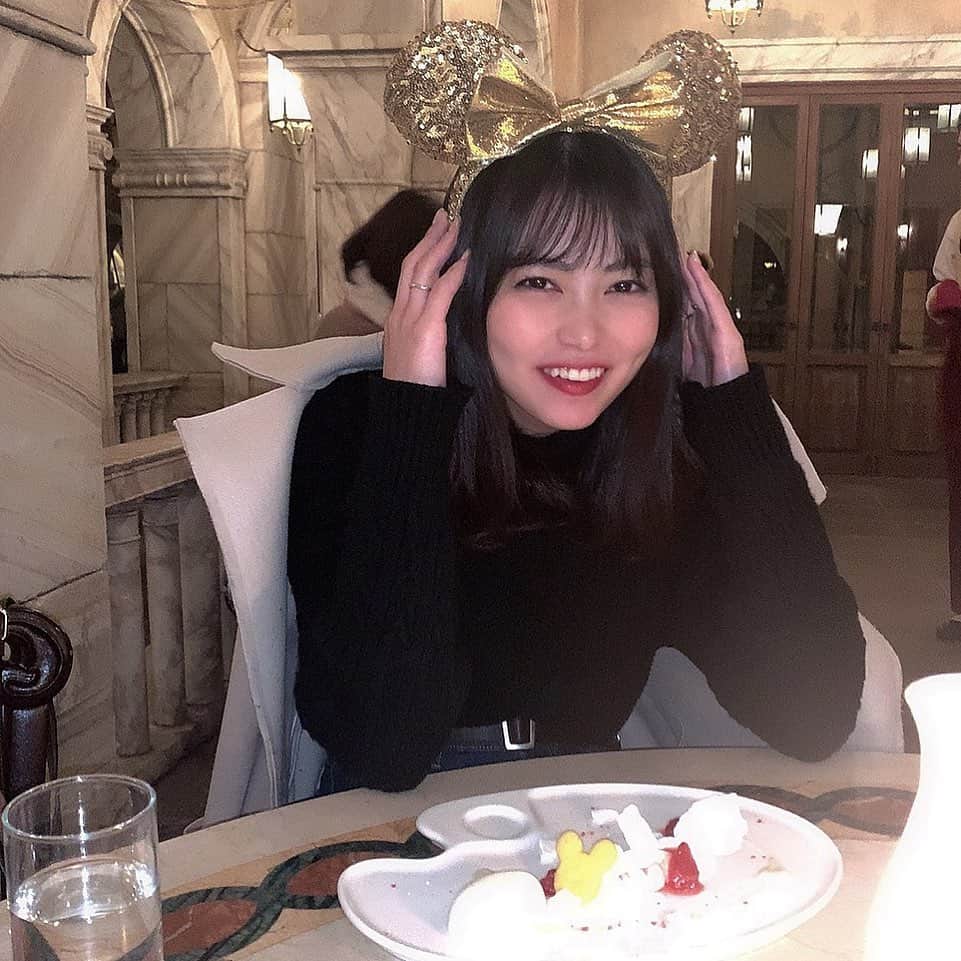 前田亜美のインスタグラム：「. . Hi. . たまにしか付けないミニーちゃんカチューシャ。. . 夜はキラキラカチューシャがおすすめだよーん。🌙☁️. . . #ディズニー #ディズニーコーデ」