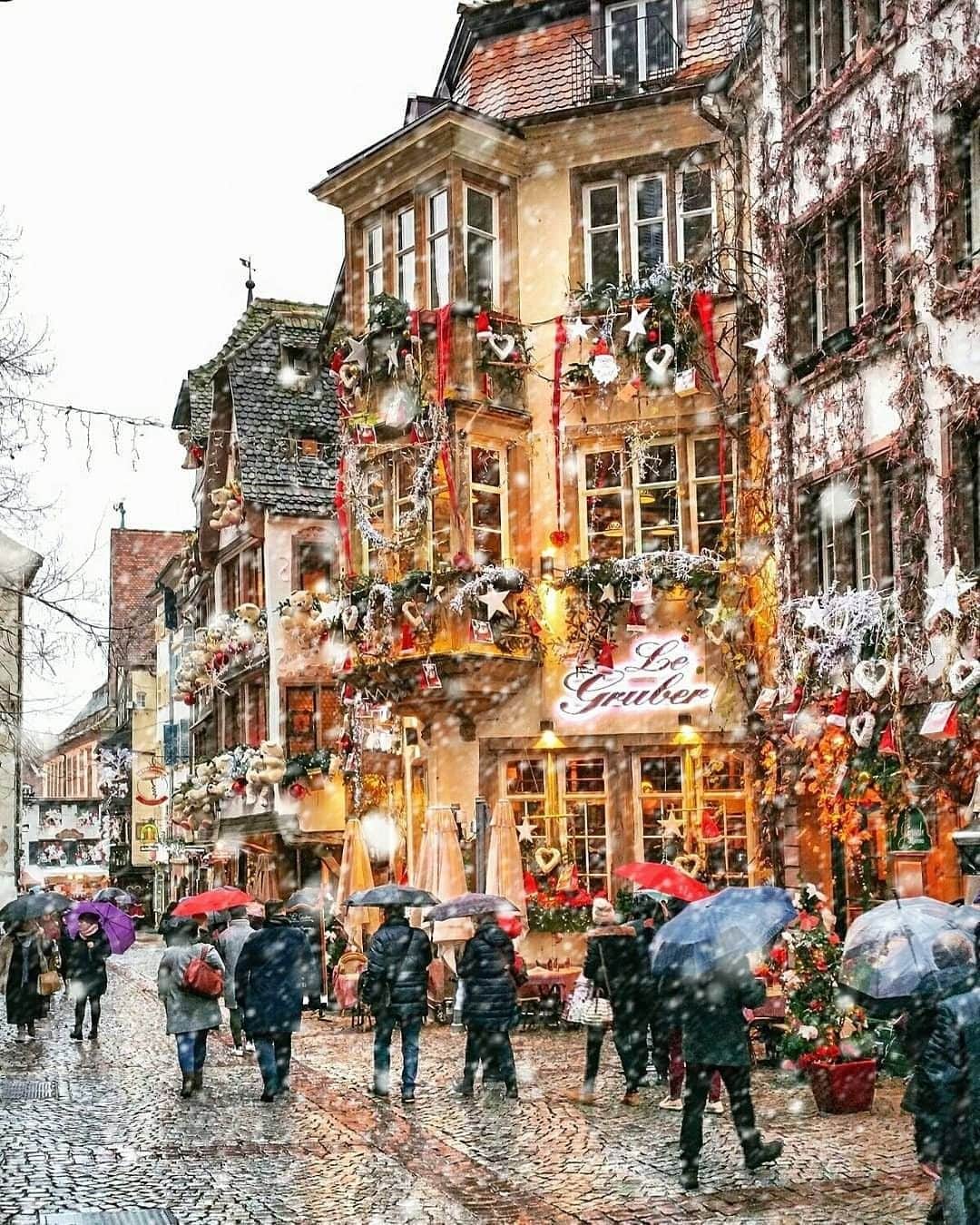 Travel + Leisureさんのインスタグラム写真 - (Travel + LeisureInstagram)「Miles of fairy lights illuminate this city along the Rhine River every holiday season. Get our list of Europe's best Christmas markets at the link in bio! #tlpicks courtesy of @voyageblonde」11月30日 22時46分 - travelandleisure