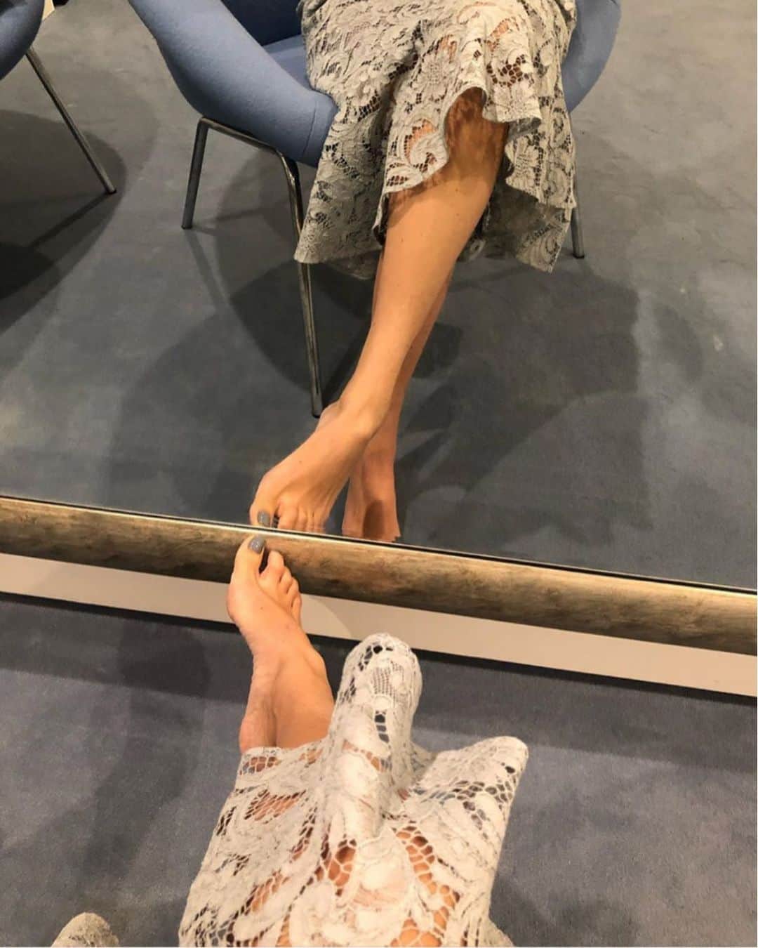梨花 さんのインスタグラム写真 - (梨花 Instagram)「レースのskirt ペディキュア　椅子　絨毯の色がおなじだ~♡ …🧚🏻」11月30日 22時47分 - rinchan521