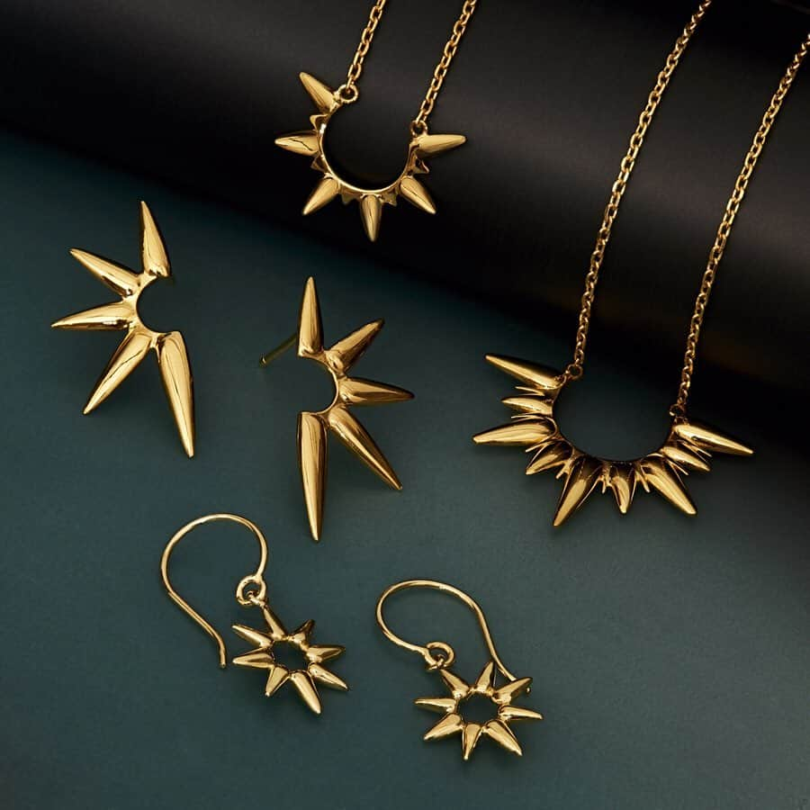 リバティオブロンドンさんのインスタグラム写真 - (リバティオブロンドンInstagram)「New and Exclusive at Liberty: We welcome the Sunbeam collection from @DinnyHallJewellery! Perfect for gifting this Christmas, Sunbeam has been crafted in two ranges: in 22 carat gold vermeil and solid 18 carat gold with sparkling white diamonds. Inspired by the ethereal aesthetic of Pre-Raphaelite paintings and to celebrate the 'Pre-Raphaelite Sisters' exhibition at London's National Portrait Gallery. Discover festive gifting now in-store on G and online. #LibertyChristmas」11月30日 22時56分 - libertylondon