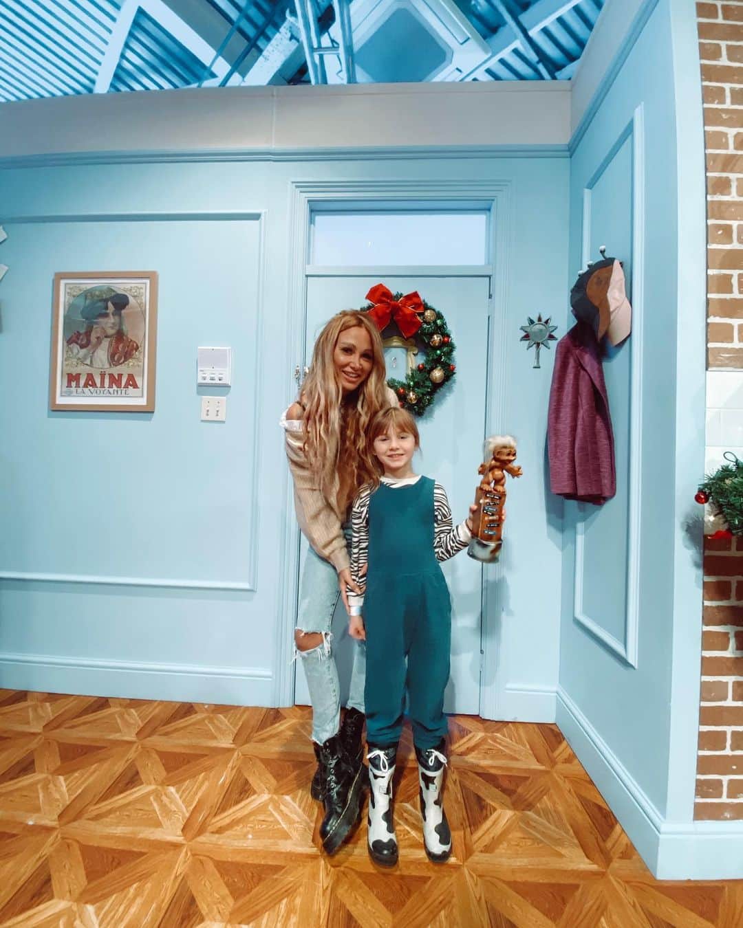 ルー・ティーズデールさんのインスタグラム写真 - (ルー・ティーズデールInstagram)「How many cameras are on you? - - Thanks for having us at #friendsfestive @comedycentraluk 🎄☕️」11月30日 22時59分 - louteasdale