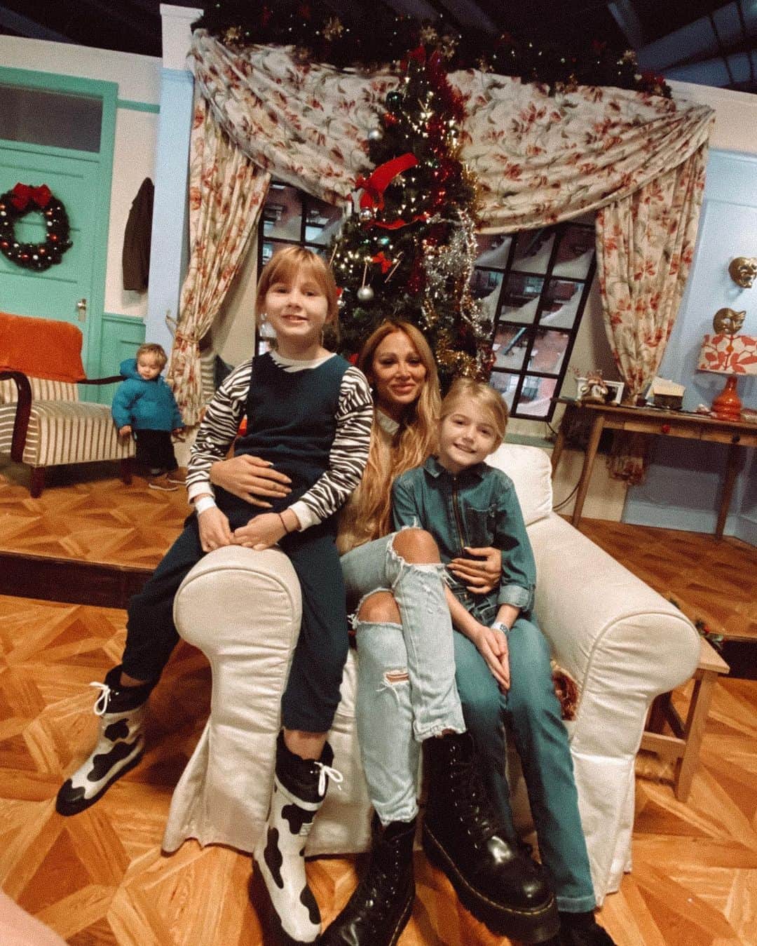 ルー・ティーズデールさんのインスタグラム写真 - (ルー・ティーズデールInstagram)「How many cameras are on you? - - Thanks for having us at #friendsfestive @comedycentraluk 🎄☕️」11月30日 22時59分 - louteasdale
