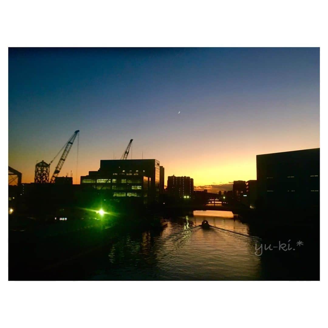 二見夕貴さんのインスタグラム写真 - (二見夕貴Instagram)「. 昨日の撮影帰りに 電車から見た夕焼けが綺麗で、 走る車内から撮った写真が ナイスショットすぎた☺️ . そして知らずに写り込んでた チシャ猫の月☽⋆゜ . 急に真冬みたいに寒いけど 空が綺麗でうれしいねー😊 . . #twilight #sunset #gradationsky #waybackhome #inthetrain #cameragirl #actress #夕暮れ #夕焼け #グラデーションの空 #帰り道 #車窓から #カメラ女子 #女優」11月30日 23時02分 - yyyuki___