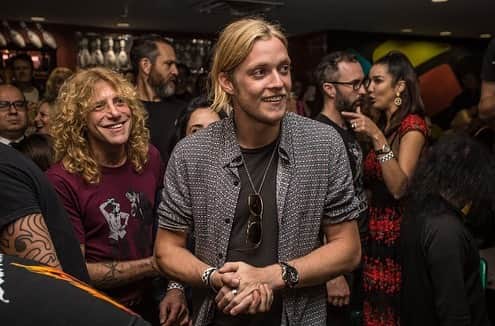 ルーファス・テイラーのインスタグラム：「In LA at a charity bowling event just before the tour started. Cheers @realstevenadler 🤙🏼 #gunsnroses #foofighters #thedarkness」