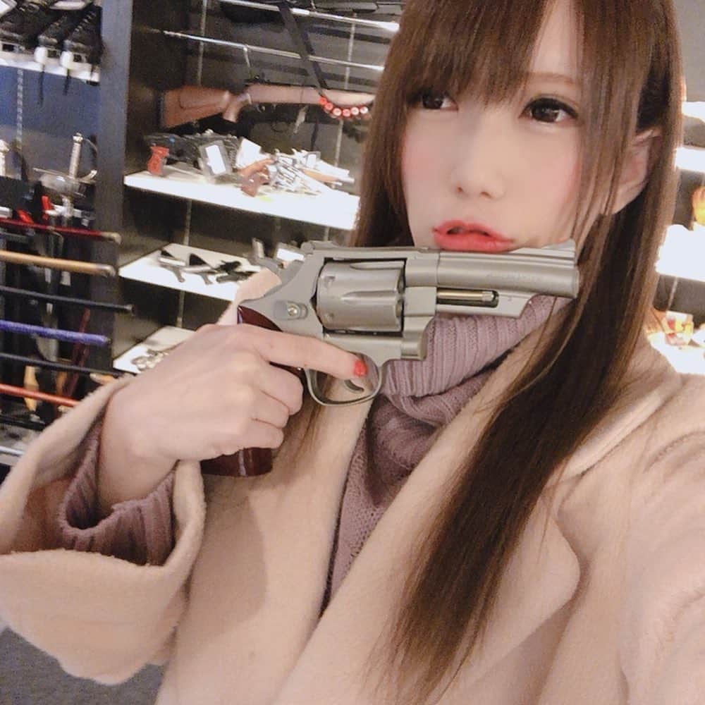 のインスタグラム：「撮影スタジオの小道具で1人で遊んでた🥳  #スターダム #鹿島沙希 #女子プロレスラー #ブシロード #サバゲー #荒野行動 #リボルバー」