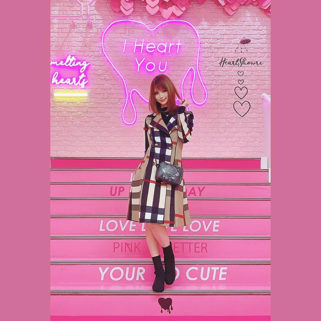 桜咲乃愛さんのインスタグラム写真 - (桜咲乃愛Instagram)「めっちゃPINK！！！🥰💕✨ コートは @pinklush.jp  かわゆ🥰♥️⭐️！！！ #コーデ#コート#ショートブーツ#セレクトショップ#渋谷#PINKLUSH#ピンクラッシュ#ショートカット#フォトスポット#インスタ映え #PINK」11月30日 23時17分 - noasama1101