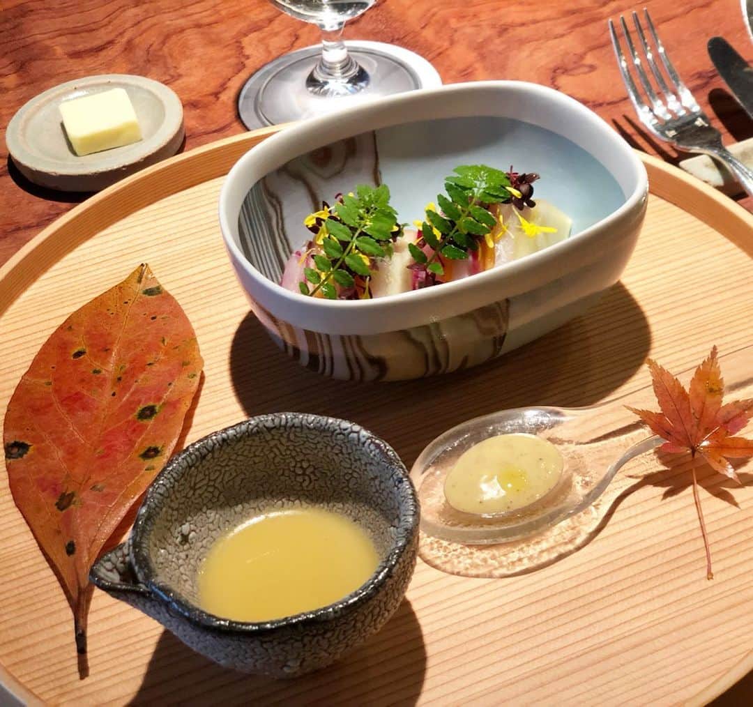 鈴木絢子さんのインスタグラム写真 - (鈴木絢子Instagram)「・ ・ #ミシュランガイド京都2020  創刊から一つ星→今年は#二つ星 となった、 #新門前米村 さんにて🍽 ・ 一ヶ月前から予約を入れて、#紅葉シーズン に合わせて行ってきました😊 ・ ランチもディナーも#お任せコース のみ。 期待通りの目にも美しいお料理の数々✨ 季節感も満載で嬉しいです😆🍄🍠🍁 ・ 前菜に添えられた#森のキャビア #フィンガーライム 🍋 美しい#イカめし onいくら🦑 #松茸とスッポンスープ は病みつき。。 出だしからどれも最高でした👍✨ ・ ・ ・ #ミシュラン #ミシュラン掲載 #ミシュラン大阪 #ミシュラン二つ星 #米村昌泰シェフ #レストランよねむら #米村 #京都グルメ #名店 #美食 #京都ランチ #紅葉 #kyoto #🍁 #⭐️⭐️」11月30日 23時12分 - ayako_suzuki810