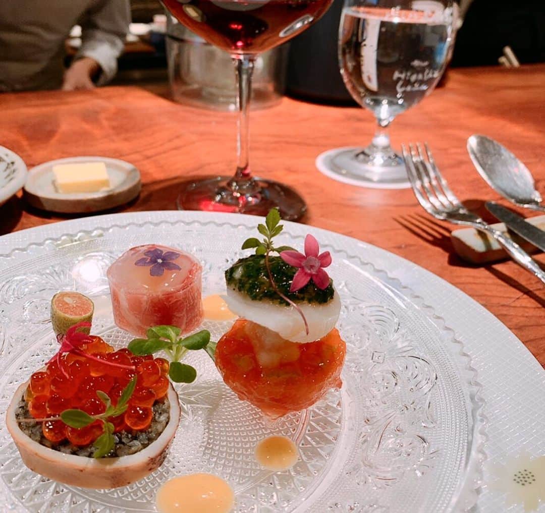 鈴木絢子さんのインスタグラム写真 - (鈴木絢子Instagram)「・ ・ #ミシュランガイド京都2020  創刊から一つ星→今年は#二つ星 となった、 #新門前米村 さんにて🍽 ・ 一ヶ月前から予約を入れて、#紅葉シーズン に合わせて行ってきました😊 ・ ランチもディナーも#お任せコース のみ。 期待通りの目にも美しいお料理の数々✨ 季節感も満載で嬉しいです😆🍄🍠🍁 ・ 前菜に添えられた#森のキャビア #フィンガーライム 🍋 美しい#イカめし onいくら🦑 #松茸とスッポンスープ は病みつき。。 出だしからどれも最高でした👍✨ ・ ・ ・ #ミシュラン #ミシュラン掲載 #ミシュラン大阪 #ミシュラン二つ星 #米村昌泰シェフ #レストランよねむら #米村 #京都グルメ #名店 #美食 #京都ランチ #紅葉 #kyoto #🍁 #⭐️⭐️」11月30日 23時12分 - ayako_suzuki810