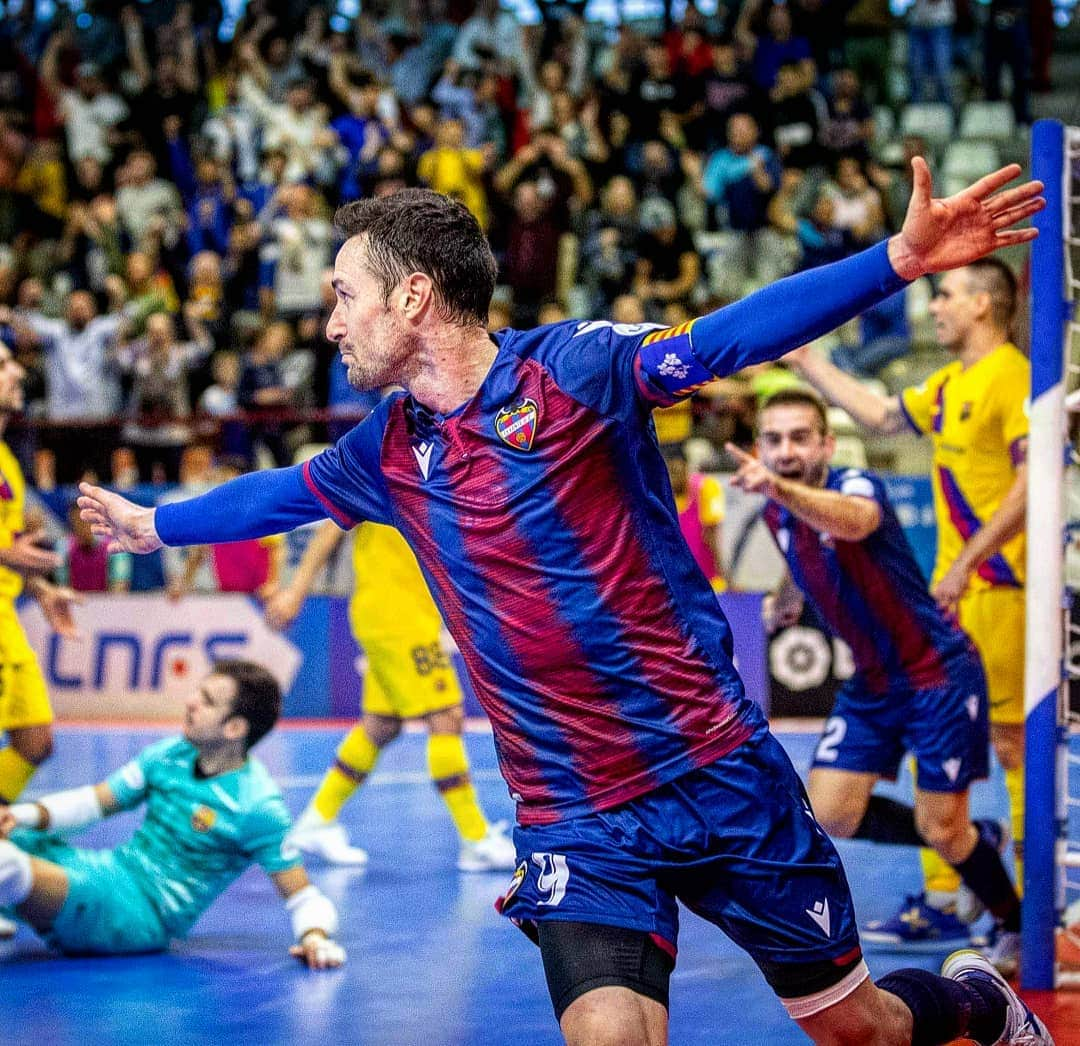 レバンテUDさんのインスタグラム写真 - (レバンテUDInstagram)「¡Gran partido en Paterna! ¡Oh capitán, mi capitán!  @ludfutbolsala 4-4 @fcbfutsal  #110AñosDeResistencia」11月30日 23時15分 - levanteud