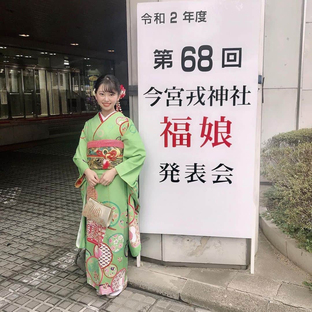 のインスタグラム：「第68代今宮戎神社福娘代表に選んでいただきました🎋 . 11月23日の福娘選考会で、念願の福娘さんの一員に選んでいただけただけでも心の底から幸せでした🥺 それなのに、まさか代表4人のうちの1人に選んでいただけるなんて、こんなに夢みたいなことがあっていいの？と、今考えるだけでも泣きそうです😭✨ . 選んでいただけたからには精一杯！大好きな関西に福をお届けできるように、心を込めて頑張ります🥺✨ 十日戎、めちゃくちゃ頑張るので来年の 1月9日、10日、11日はよろしければぜひ、今宮戎神社にご参拝ください😊❣️ . 今日の福娘発表会の様子はBS11で12月22日(日)午後7時から放送される予定だそうです✨ぜひご覧ください😍  #今宮戎神社 #今宮戎福娘 #福娘 #福娘代表 #福娘発表会」