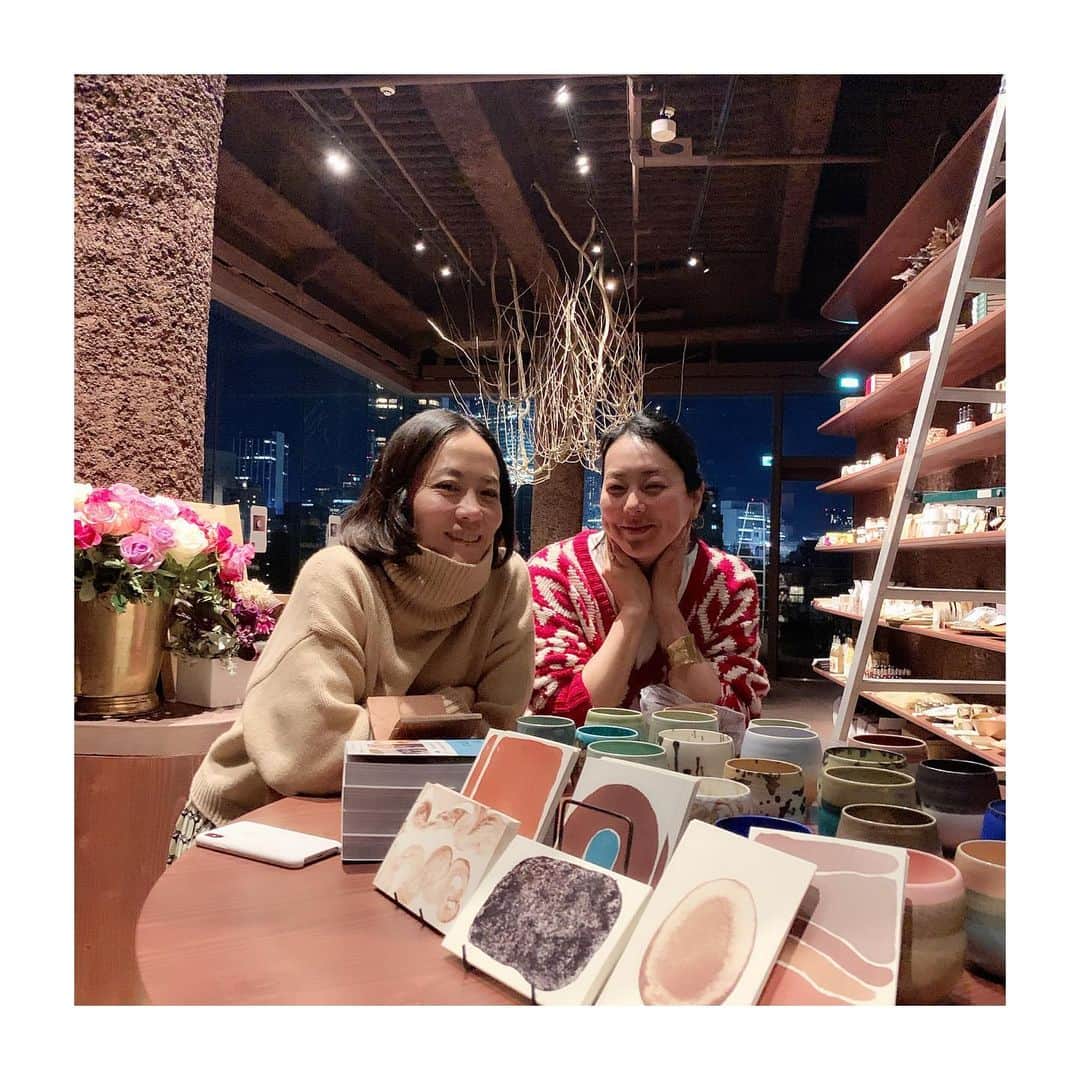HiRAO INCのインスタグラム：「. GYRE.FOOD  GYREが創業当時からタグラインとして掲げる、「SHOP & THINK」を感じるコミュニティを創りたいと、構想してから2年。  ひろーい1000平米でのワンフロア、ワンコンセプトは、みんなにとって、チャレンジでしたが、今日、無事にプレオープンの初日を迎えました。  無謀かと思うコミュニティ作りを実現させるために、コンセプト創りから参加してくれた野村ゆりちゃん。 素晴らしい空間を提案してくれた田根剛くんと、現場を支えてくれる佐藤くん、こんな大きなプロジェクトのフロアの責任者を務めてくれる田中開くん、全ての料理を統括するスーパーシェフ信太竜馬くん、ハーブ園、コンポスト、グリーンを担当してくれたソルソの皆さん、いつも完璧な内装工事をして頂いているD brainの皆様、  私の出したプランに賛同して、信じて全ての数字のプラニングを担当してくれた、UBSの竹内さんと、亡き金高くん、ビルの管理以上のリクエストにいつも対応してくれる住商アーバン開発の小出さん率いる皆様、GYREのビジュアル、クリエイティブを支えてくれるマウントの皆さん、ヒラオインクのアニキとスタッフ一同、 その他、全ての関係者の皆様、日々インスピレーションを与えてくれる全ての方々に感謝します。  1月のグランドオープンにむけて、不定期にお休みが入りますが、ご了承下さい。  心からありがとうございます💕💕 そして、今後ともよろしくお願いします。  SHOP & THINK  #shopandthink  #gyrefood  #hiraoinc」