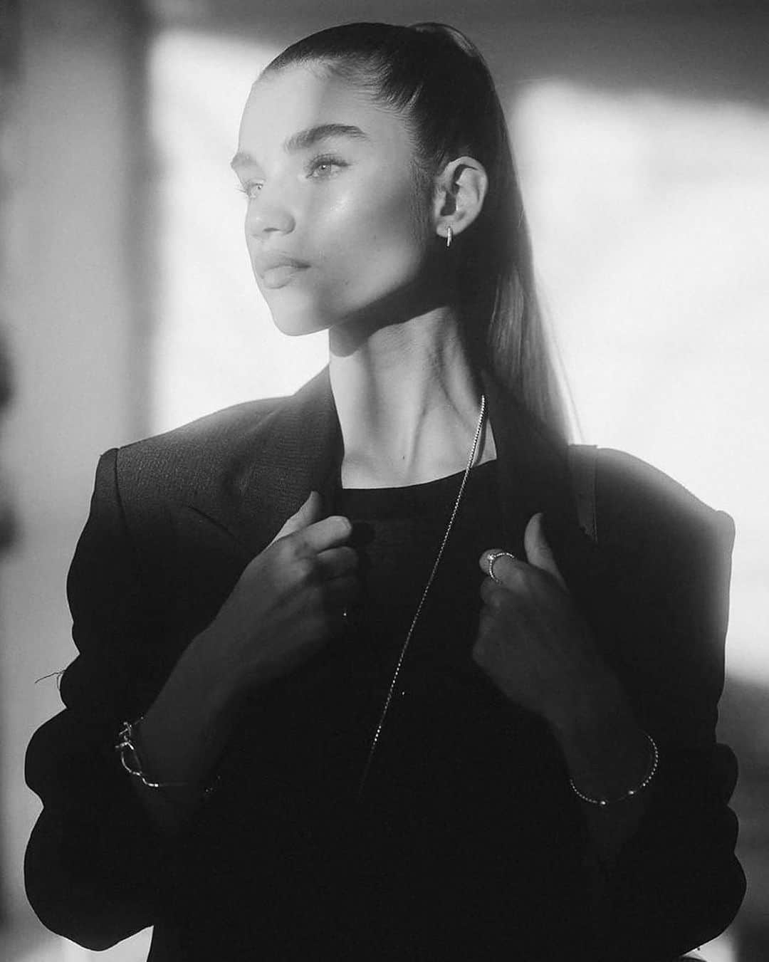 デビッドヤーマンのインスタグラム：「Paris match. @Meghanroche wears our box chain, Buckle bracelet and Continuance® cuff in the City of Light. #DavidYurman」