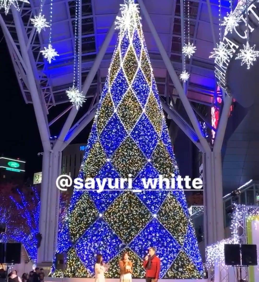 のインスタグラム：「🎄🎄🎄 博多駅前広場の大きな大きなツリーに見守られて "冬の香り支度"と題してトーク❣️楽しかったぁ🥰 お越しいただいた皆さま有難うございました🍁 . 冬は、少し重めの香りもセクシーな香りも似合う季節なんです。しかも脱ぎ着するのでさりげない箇所に付けると効果抜群です。例えば、背中や首の後ろなど…お試しを😘 . そのあとは店頭販売応援❣️お買い上げ頂いた方にクリーム&オイルのプレゼントを差し上げました✨ MCのトギーさんもお買い上げ下さり❗️大学からのお友達で仲良し夫婦の２人も来てくれました😍寒いけどあったかい気持ちになるクリスマスマーケットだなぁ💕💕 .  #福岡クリスマスマーケット  #博多前広場 #Whitte」