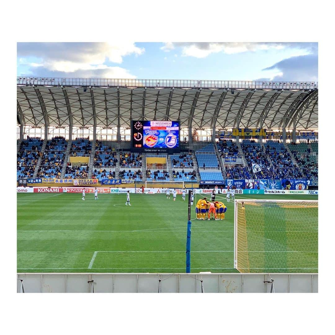 峰麻美さんのインスタグラム写真 - (峰麻美Instagram)「vs大分トリニータ⚽️🐢♨️ ようやく残留決定。 しんどかった… 本当にしんどいシーズンだった。 『絶対に降格させない』と根拠のない自信だけはずっと持ちながらも、あまりにアウェイで勝てなさすぎて何度も心が折れかけた。 でも折れかけた心を支えてくれたのは、いつも仲間たちだった。 わたしを理解し、いつも受け入れてくれる大切な仲間たち。 わたしがベガルタをずっと応援し続けている大きな理由の一つ。 来週はまたぼっち遠征だけど、みんなの分も最後まで戦ってくるよ！ 今年も1年間ありがとう💛💙 #soccer #football #jleague #j1 #vegalta #trinita #サッカー #jリーグ #ベガルタ仙台 #大分トリニータ #サッカー好き女子 #ベガサポ」11月30日 23時29分 - asaaaaami.0702