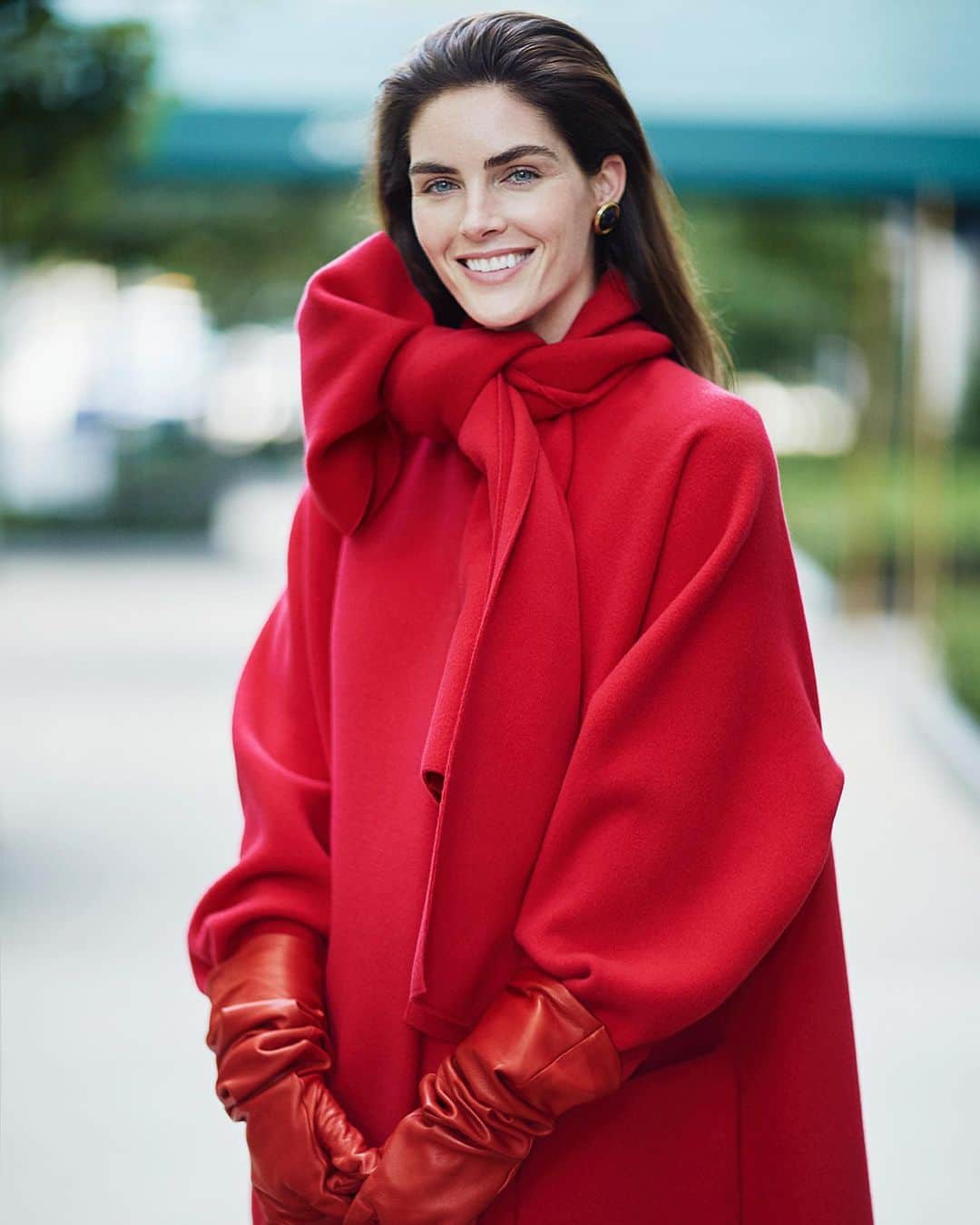 ヒラリー・ローダのインスタグラム：「Last set from @elle_italia cover story ♥️ we started the shoot with a very “done” makeup look – red lips, the whole shebang. but they decided they liked the way i looked when i walked into the trailer that morning (fresh face, still flush from my workout) & it was a nice contrast to these very polished looks. so we took off all the makeup. i tried to have @misuzumiyake sneak in a little contour but they caught me 😜」