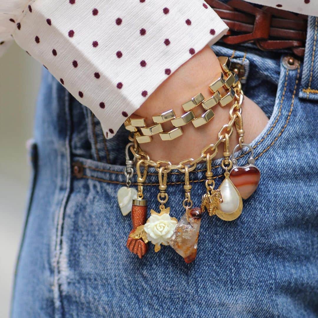ルル フロストのインスタグラム：「One of our favorite ways to create a “modern vintage” mix - pair the sleek Power Bracelet with a one-of-a-kind Charm Bracelet loaded with vintage & antique baubles. All up to 30% off during our Black Friday weekend-long sale. #lulufrost #vintage」