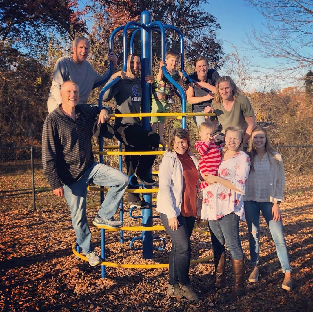 アリッサ・ナアーのインスタグラム：「Naeher family thanksgiving week. Thankful for this crew. 🦃🏈💙🥧」