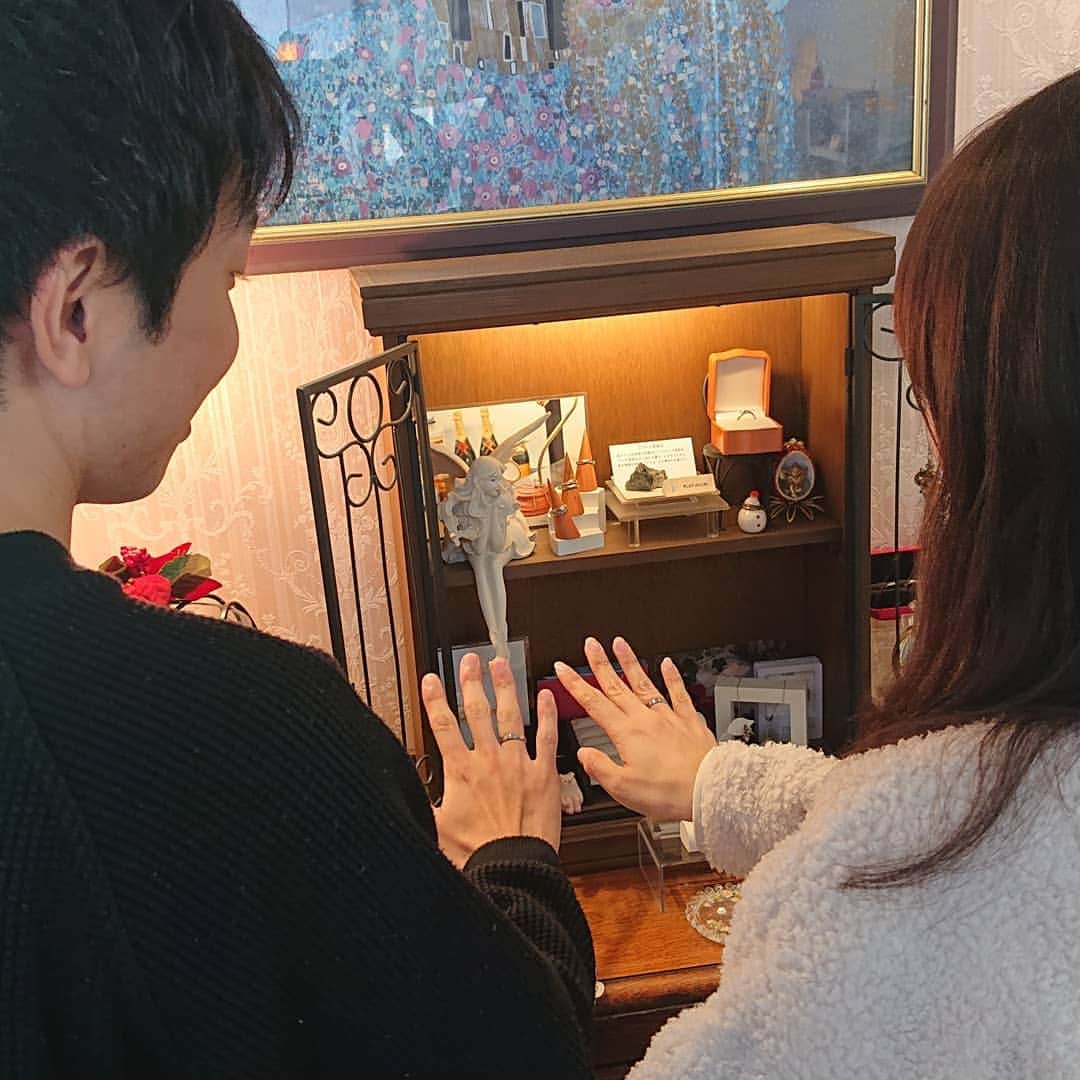 手作り指輪【ジュエリーアウラ】福岡のインスタグラム：「【自由にペアリング】 １番人気の ペアリング。  5種類の仕上げから お好きなのが選べます。 「迷う～➰」 迷うけど… ココロの中の自分の声を 聞いて見て。 「どれが人気ですか？」 と…ヒトの事を気にするより 自分の直感を信じてね。  手作りはチャレンジ。 手作りは表現力を鍛えるの。  自分らしさ ふたりらしさ  もっと自由に  楽しく手作りペアリング。  100%手作り&オーダーメイド専門店 あなたの輝きを引き出す 【ジュエリーアウラ】 www.au-ra.com  #ジュエリーアウラ #手作りペアリング #シルバー体験教室 #リングの内側に刻印 #福岡北九州で人気の手作り体験教室 #90分で完成 #当日お持ち帰り #完全ご予約制度 #24時間ネット予約はHPより」